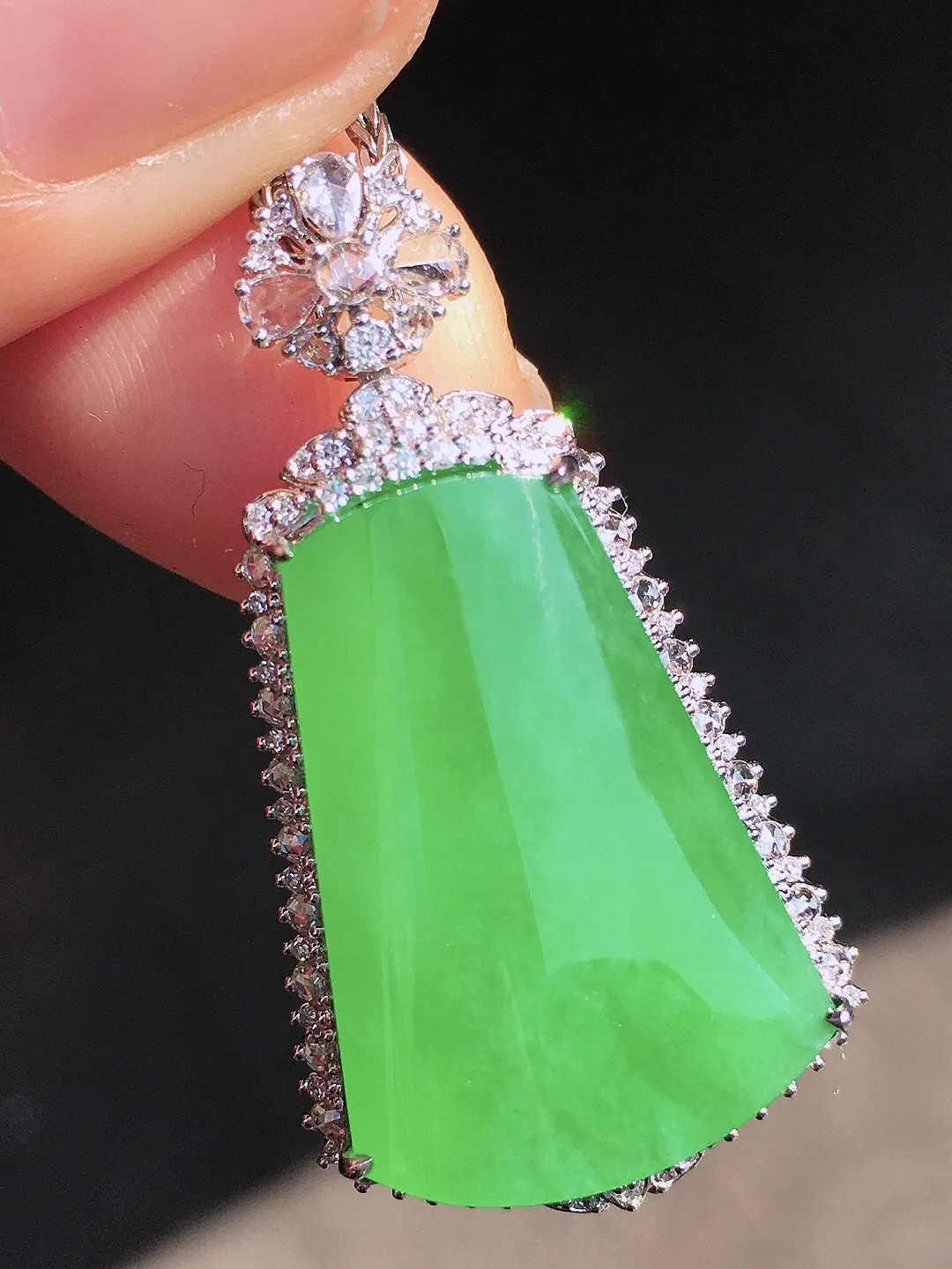 阳绿无事牌吊坠，色泽均匀艳丽，玉质细腻，荧光感超
强，饱满圆润，尽显优雅气质，18k
金豪华镶嵌