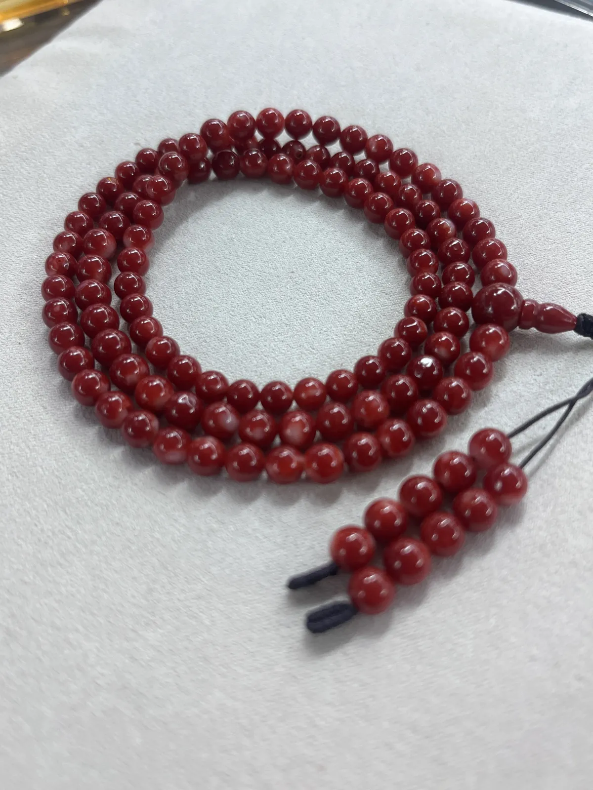 【天然日本阿卡赤血牛血红珊瑚6mm圆珠108粒佛珠链】项链手链两用款！日本产地，阿卡材料，赤血牛血红颜色，光泽柔润透亮，直径约6.25-5.22mm，重量31.24克，珊瑚本为佛教珍宝，来自深海千年生长，有生长纹，属于有机宝石，气场强大，稀少珍贵！每粒均为天然无添加无修补！少虫眼少白芯！收藏精品！传承宝贝！