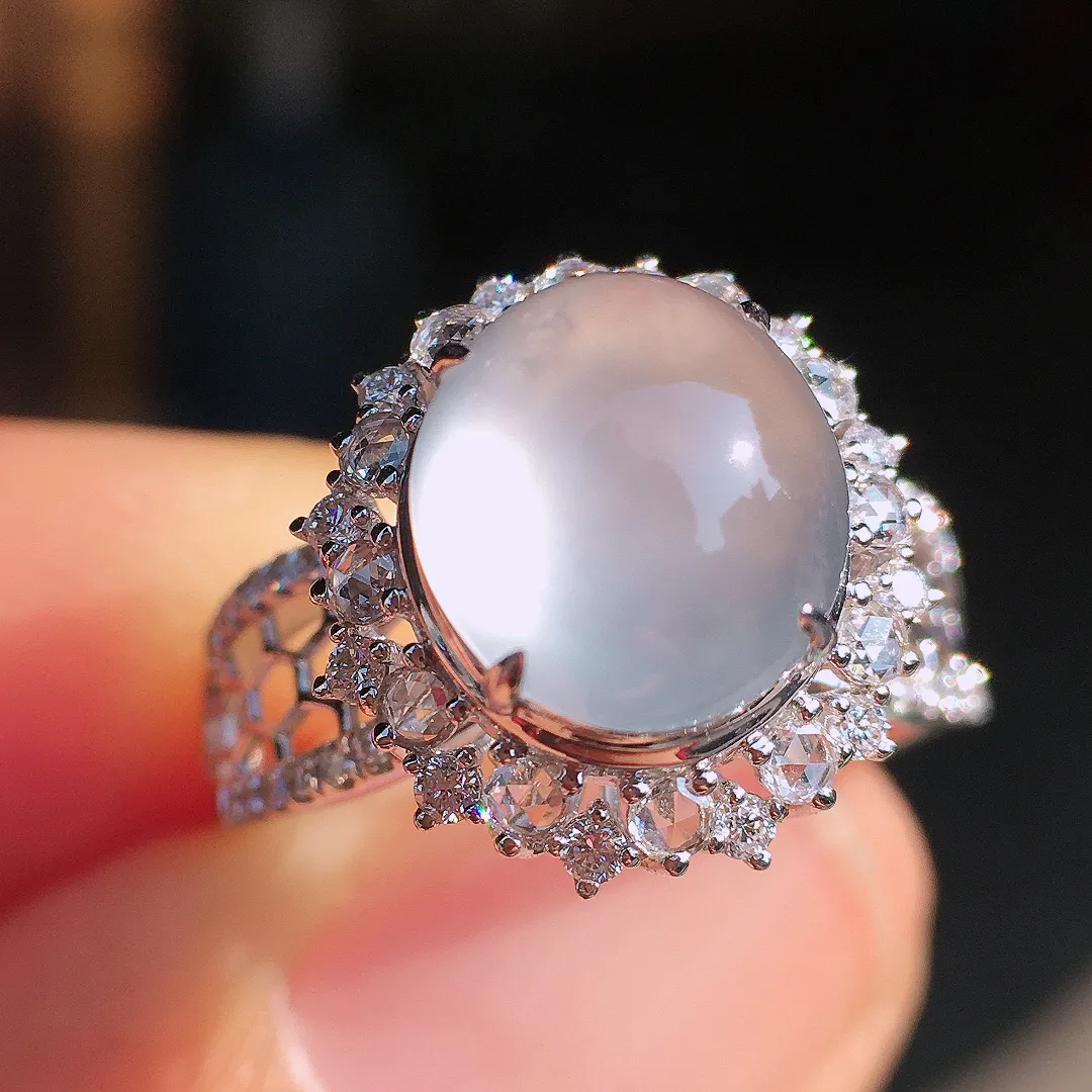 玻璃种蛋面戒指，玉质细腻，荧光感超
强，饱满圆润，尽显优雅气质，18k
金豪华镶嵌