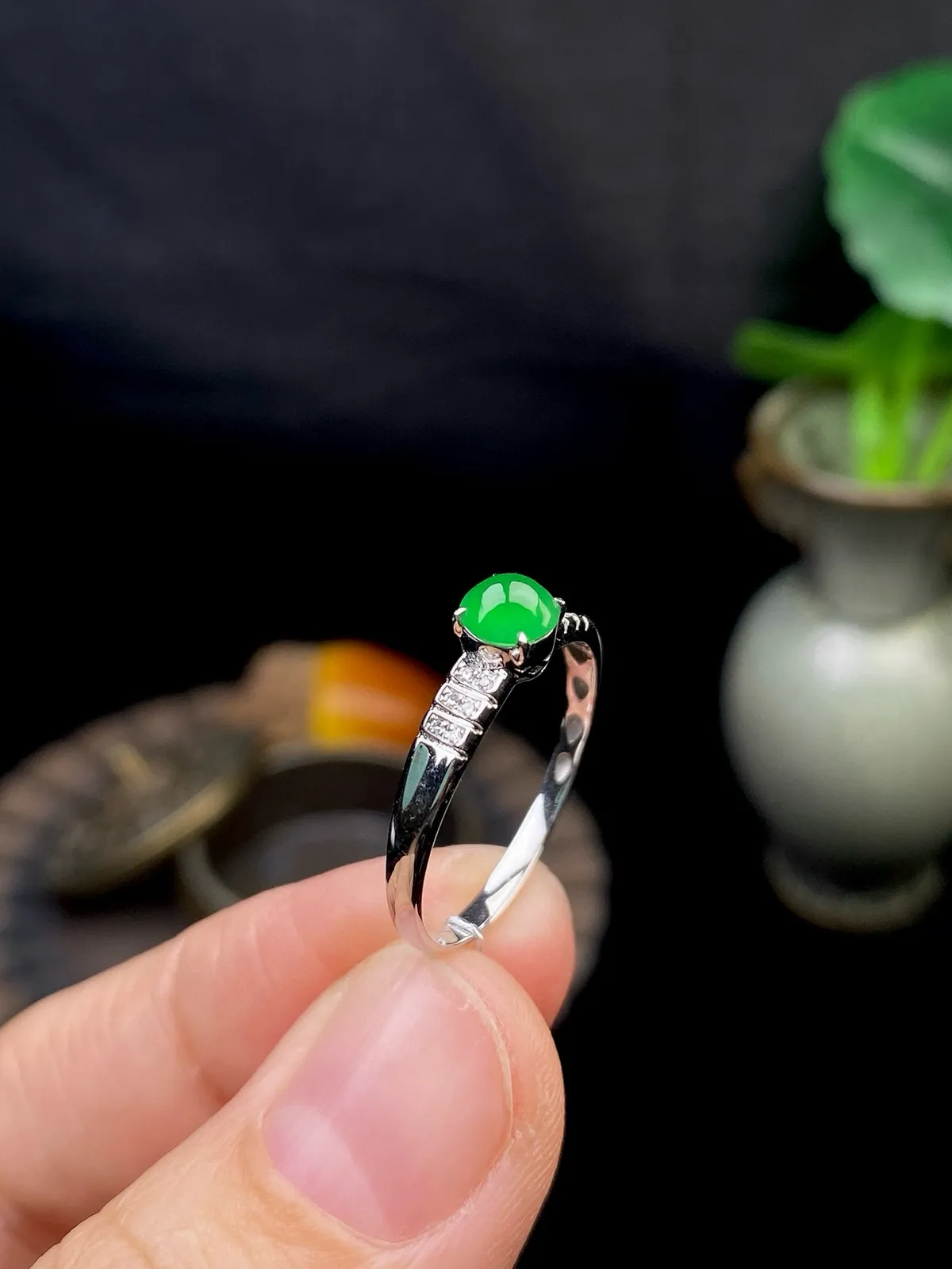 【冰种满绿蛋面戒指】种水色俱全，冰透闪亮，通透感饱满度很好，18k金钻镶嵌，裸石尺寸4.7*4.6*