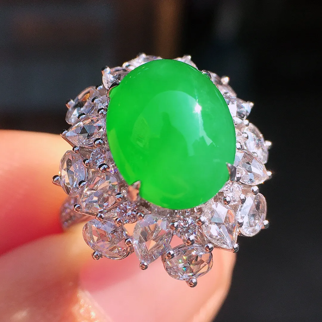 阳绿蛋面戒指，色泽均匀艳丽，玉质细腻，荧光感超
强，饱满圆润，尽显优雅气质，18k
金豪华镶嵌