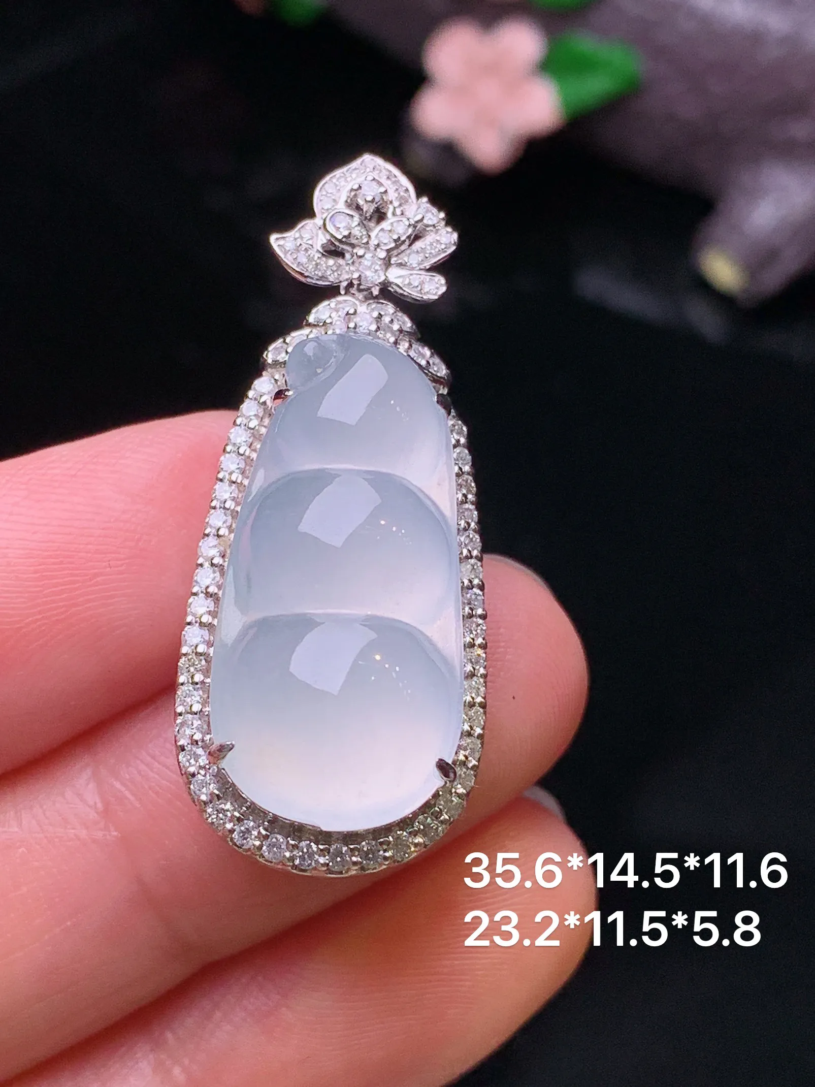 18k金钻镶嵌冰种四季豆吊坠 玉质细腻 色泽清新艳丽 整体尺寸35.6*14.5*11.6