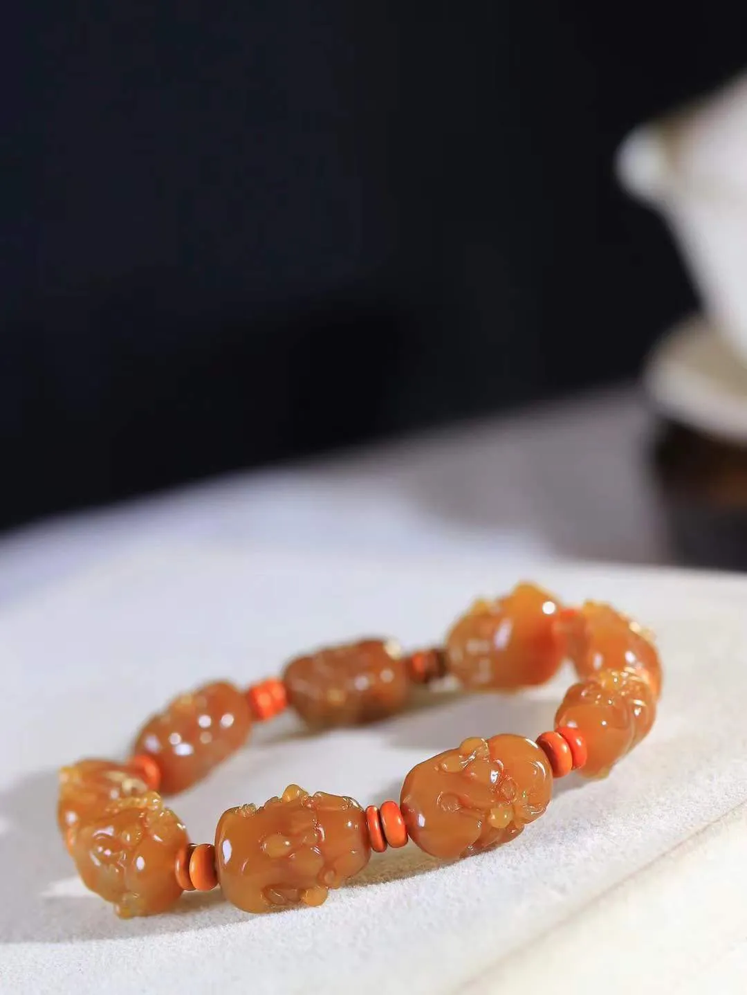 （十八罗汉.手串）

精品和田玉糖玉十八罗汉手串，玉质温润细腻 油性十足 颗颗饱满圆润。罗汉有着