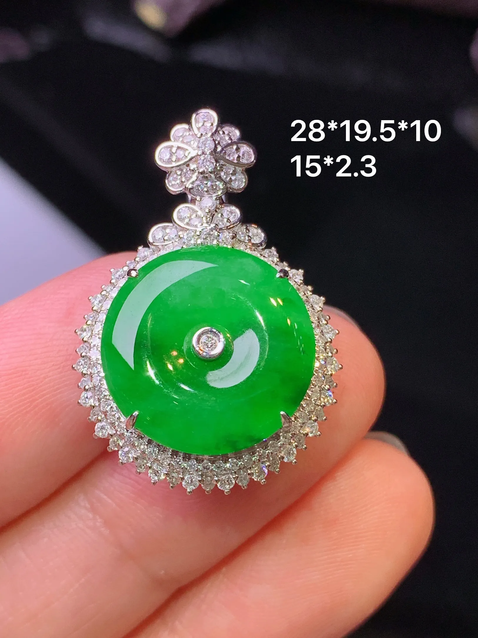 18k金钻镶嵌满绿平安扣吊坠 玉质细腻 色泽清新艳丽 整体尺寸28*19.5*10