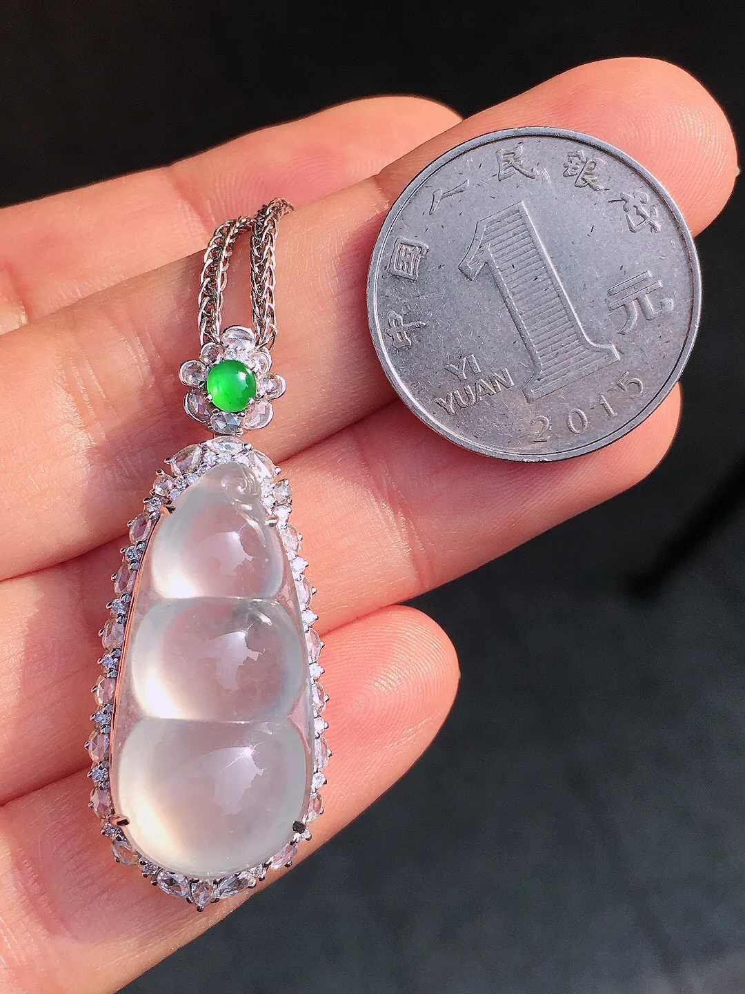 冰种福豆吊坠，玉质细腻，荧光感超
强，饱满圆润，尽显优雅气质，18k
金豪华镶嵌