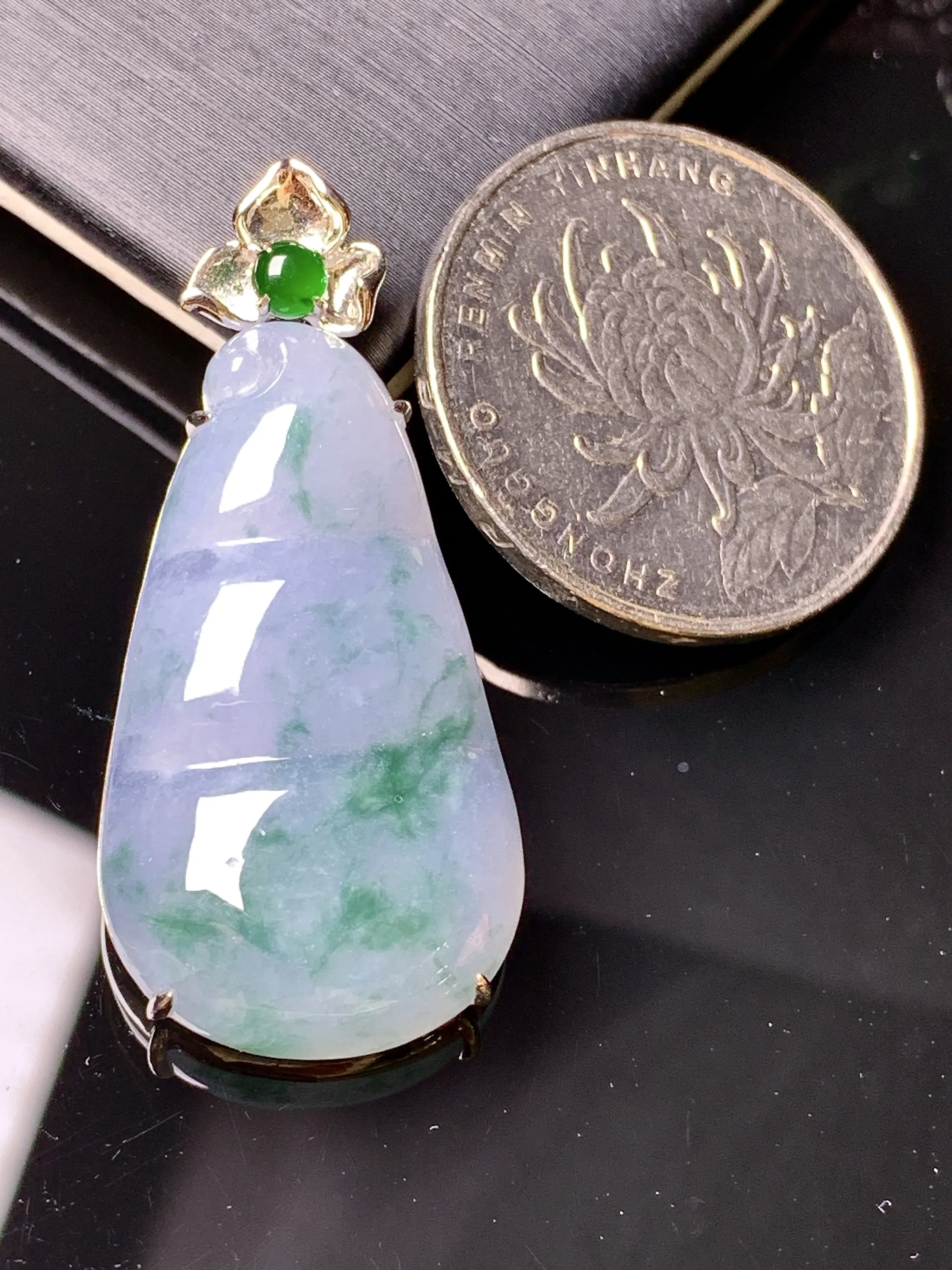 18k金镶嵌淡紫罗兰四季豆吊坠 玉质细腻 色泽清新艳丽 整体尺寸38*17.5*6.2