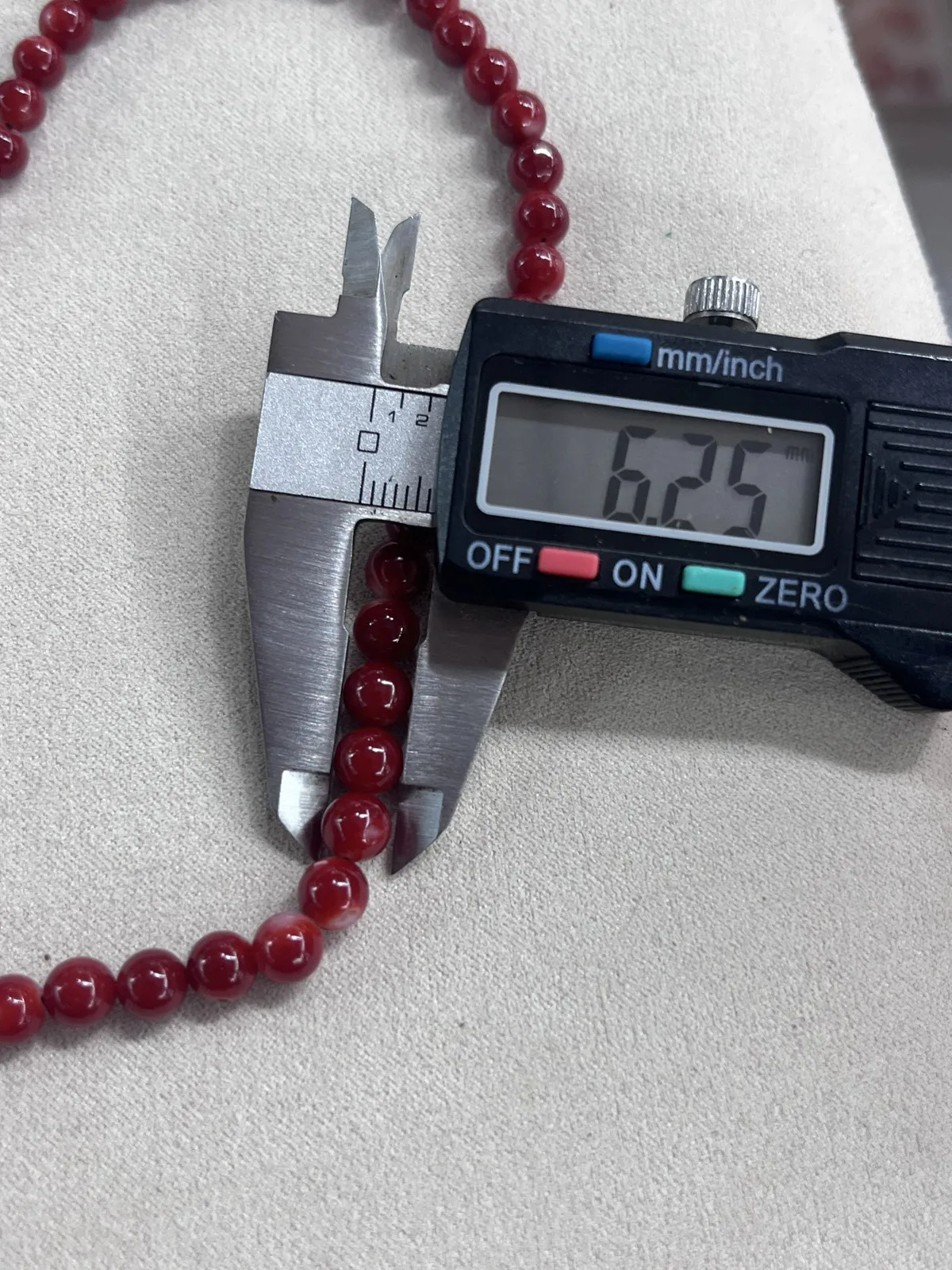 【天然日本阿卡赤血牛血红珊瑚6mm圆珠108粒佛珠链】项链手链两用款！日本产地，阿卡材料，赤血牛血红颜色，光泽柔润透亮，直径约6.25-5.22mm，重量31.24克，珊瑚本为佛教珍宝，来自深海千年生长，有生长纹，属于有机宝石，气场强大，稀少珍贵！每粒均为天然无添加无修补！少虫眼少白芯！收藏精品！传承宝贝！