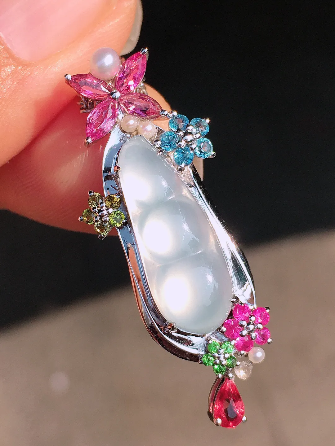 冰种福豆吊坠，玉质细腻，荧光感超
强，饱满圆润，尽显优雅气质，18k
金豪华镶嵌