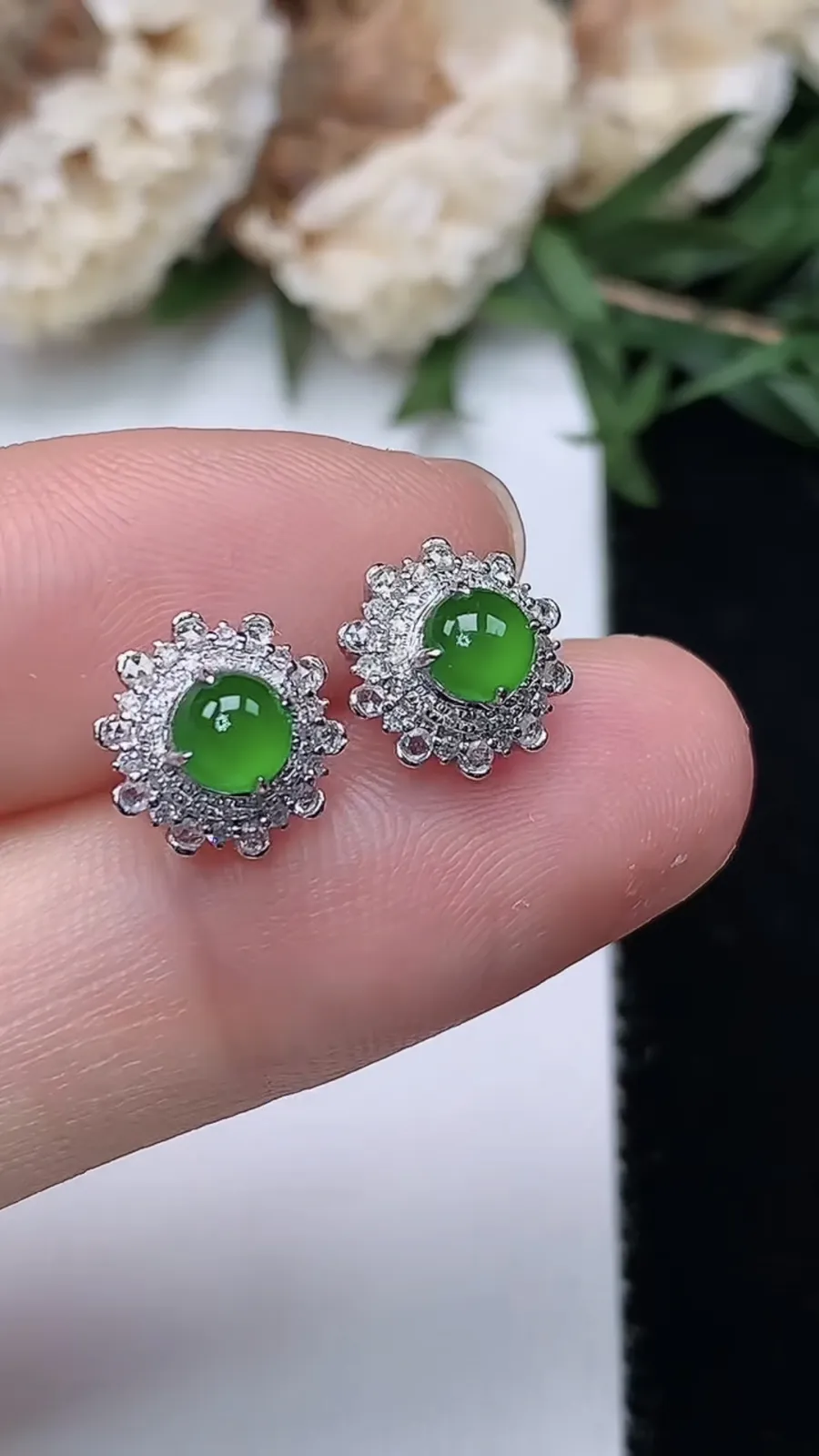 翡翠a货18k金冰种满绿蛋面耳钉，尺寸4，重量:1.40g