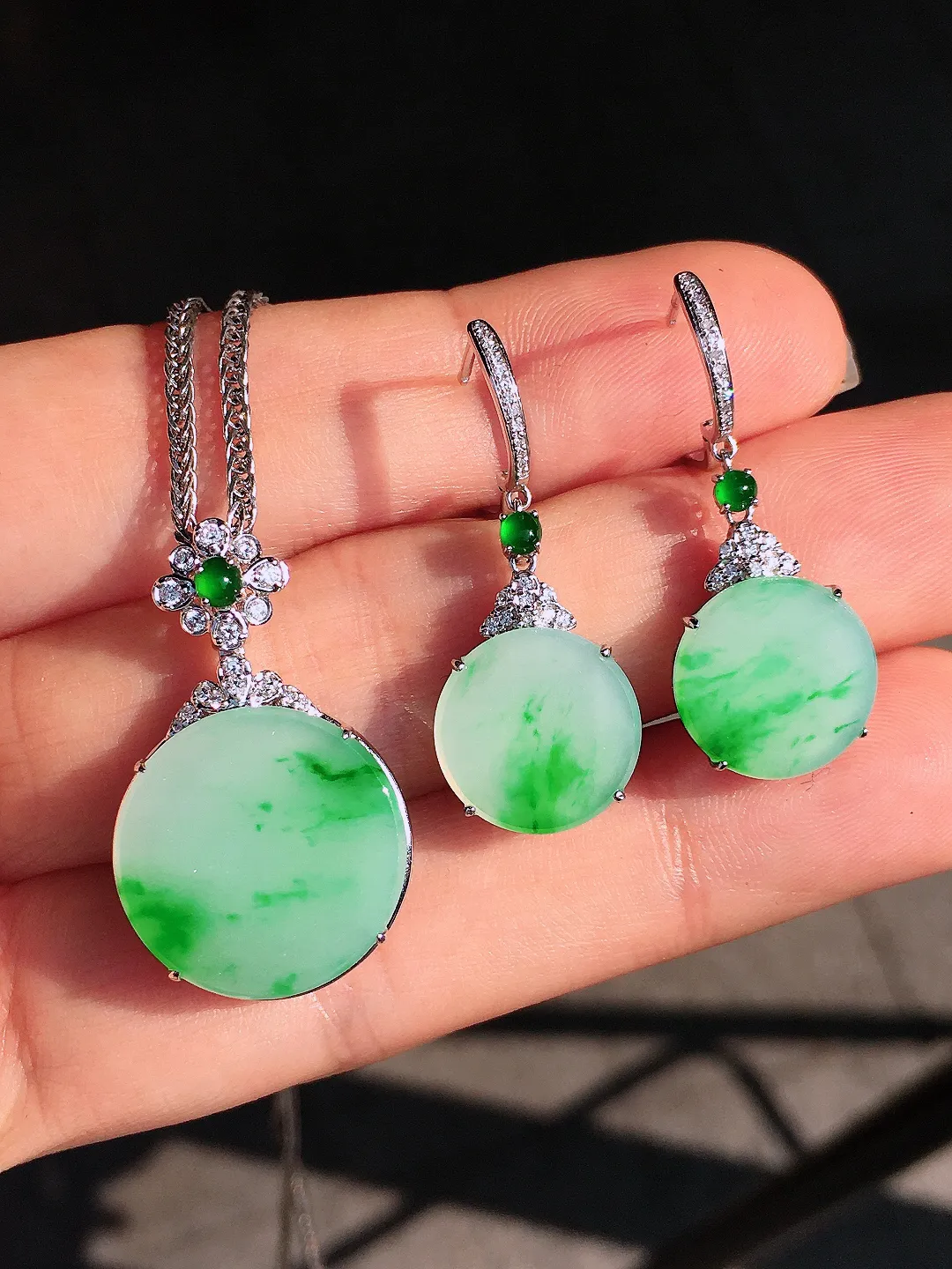 飘绿平安扣套装（吊坠+耳坠），色泽均匀艳丽，玉质细腻，荧光感超
强，饱满圆润，尽显优雅气质，18k
金豪华镶嵌