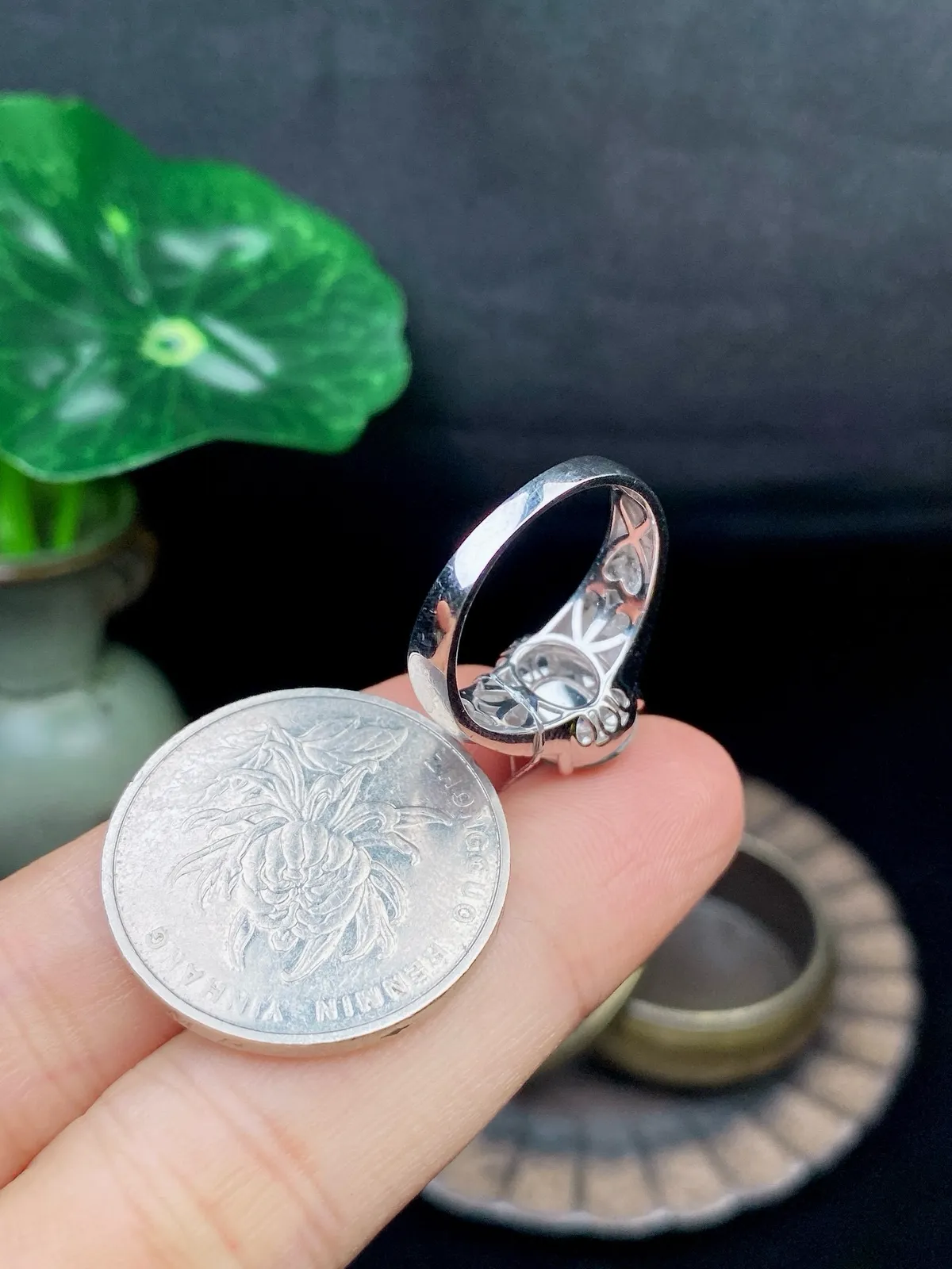 【冰种晴底蛋面戒指】质地细腻清爽，荧光感强烈，18K金钻镶嵌，裸石尺寸11*8.5*4.8毫米