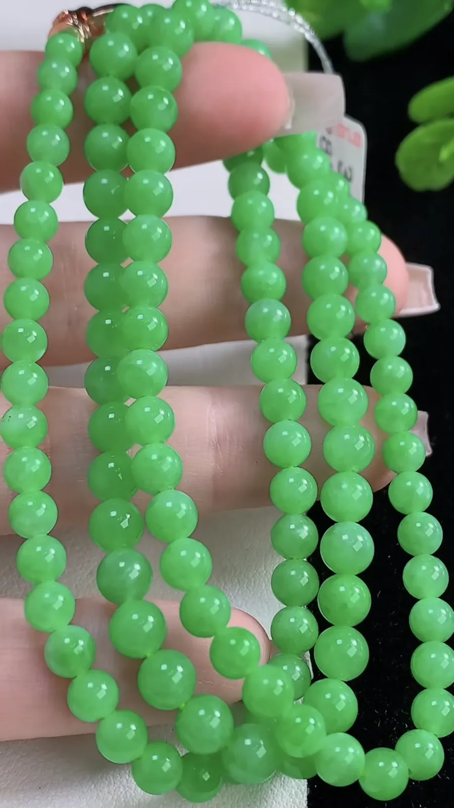 翡翠a货满绿圆珠项链，尺寸5.5-116颗，重量:30.75g
