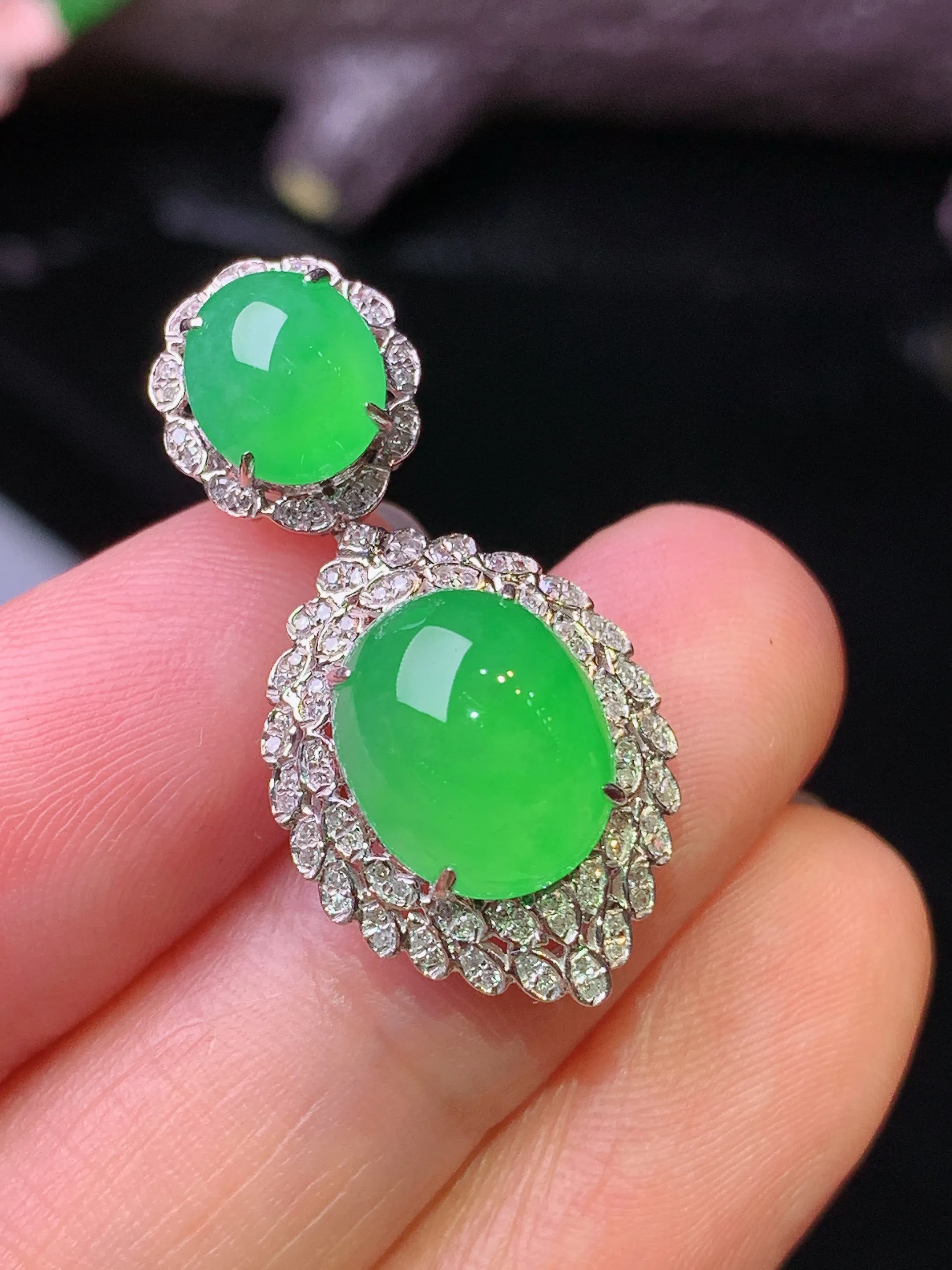 18k金钻镶嵌满绿蛋面吊坠 玉质细腻 色泽清新艳丽 整体尺寸29*14*10