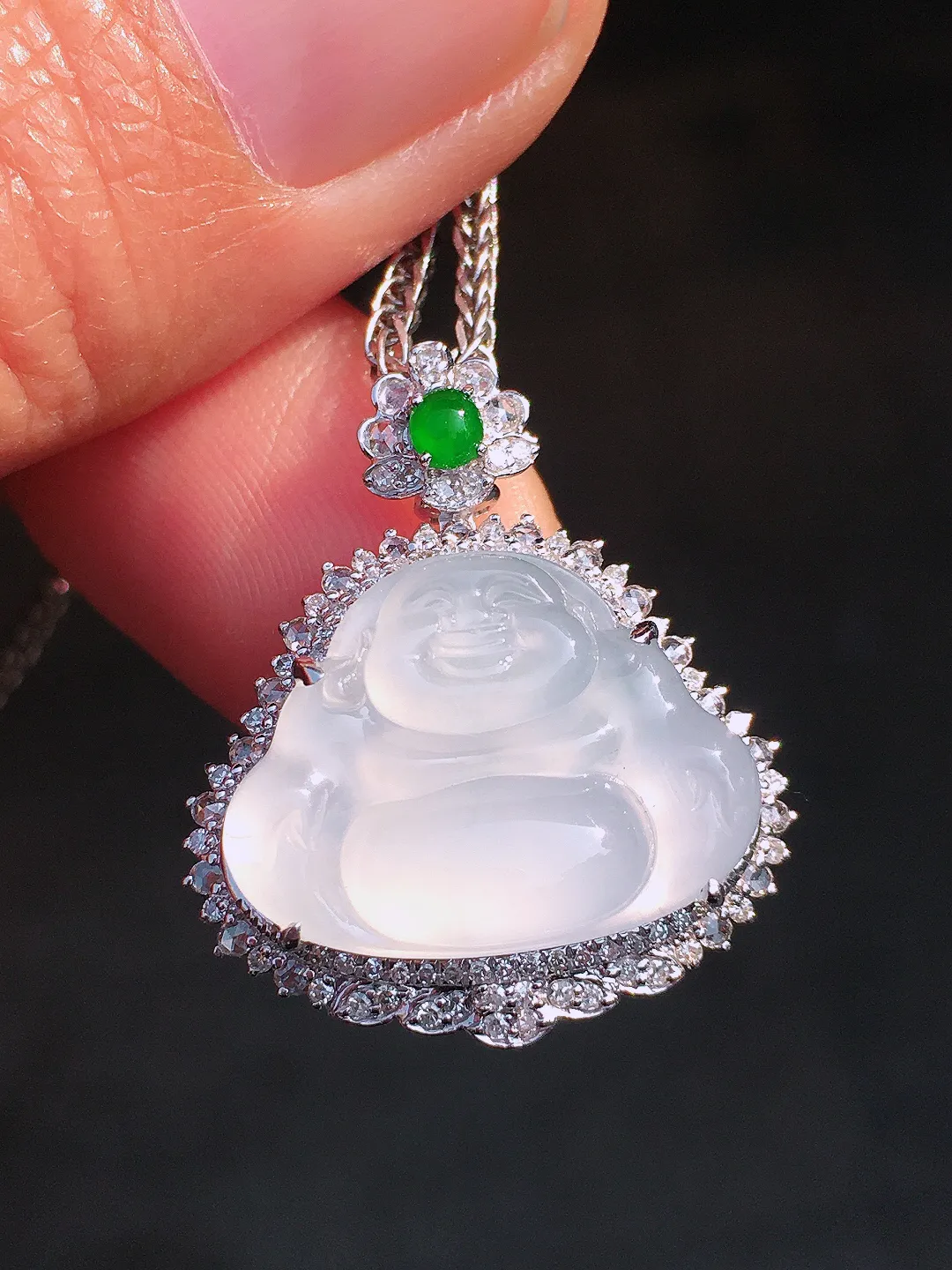 冰种佛公吊坠，玉质细腻，荧光感超
强，饱满圆润，尽显优雅气质，18k
金豪华镶嵌