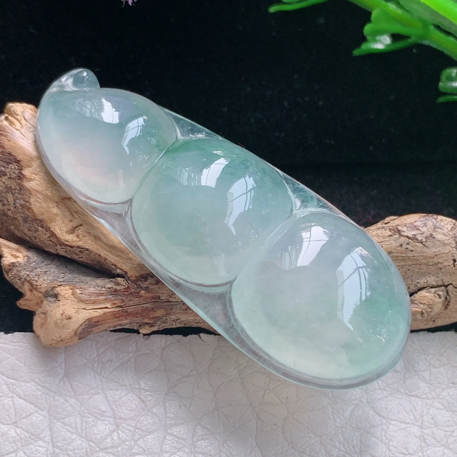 gp实拍43.2*17.8*6缅甸翡翠a货精雕冰润浅绿平安豆玉吊坠 玉挂件