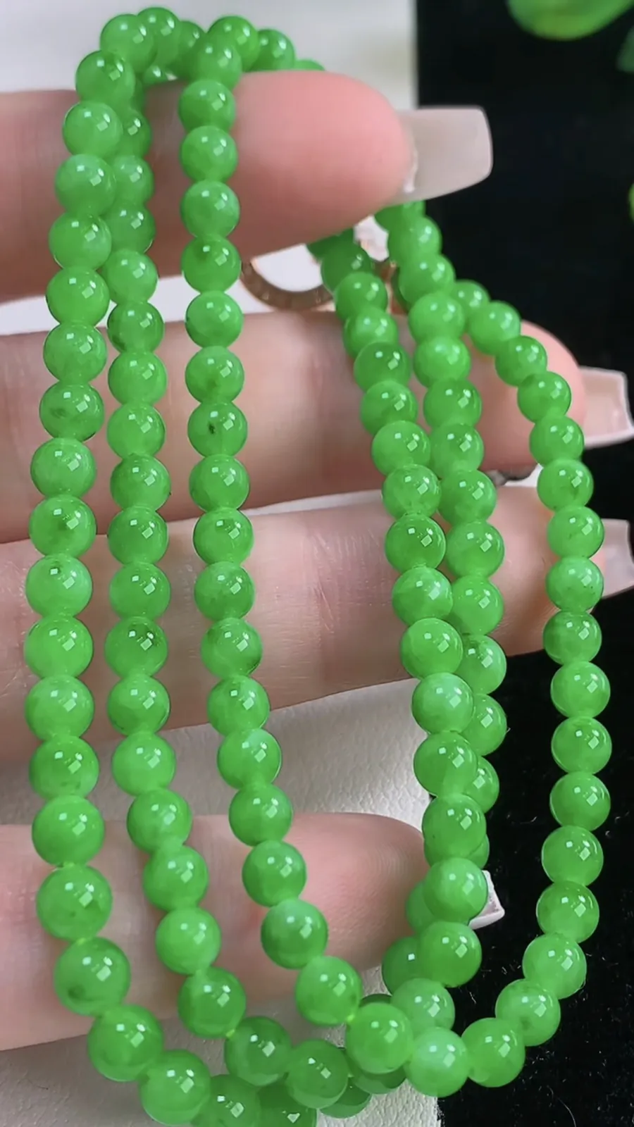 翡翠a货满阳绿圆珠项链，尺寸4.5-130颗，重量:21.49g