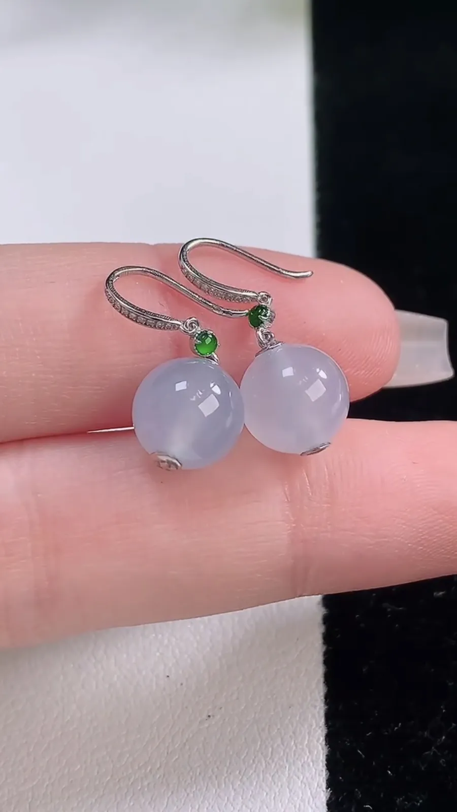 翡翠a货18K金冰种白冰圆珠耳坠，尺寸8.3，重量:5.01g