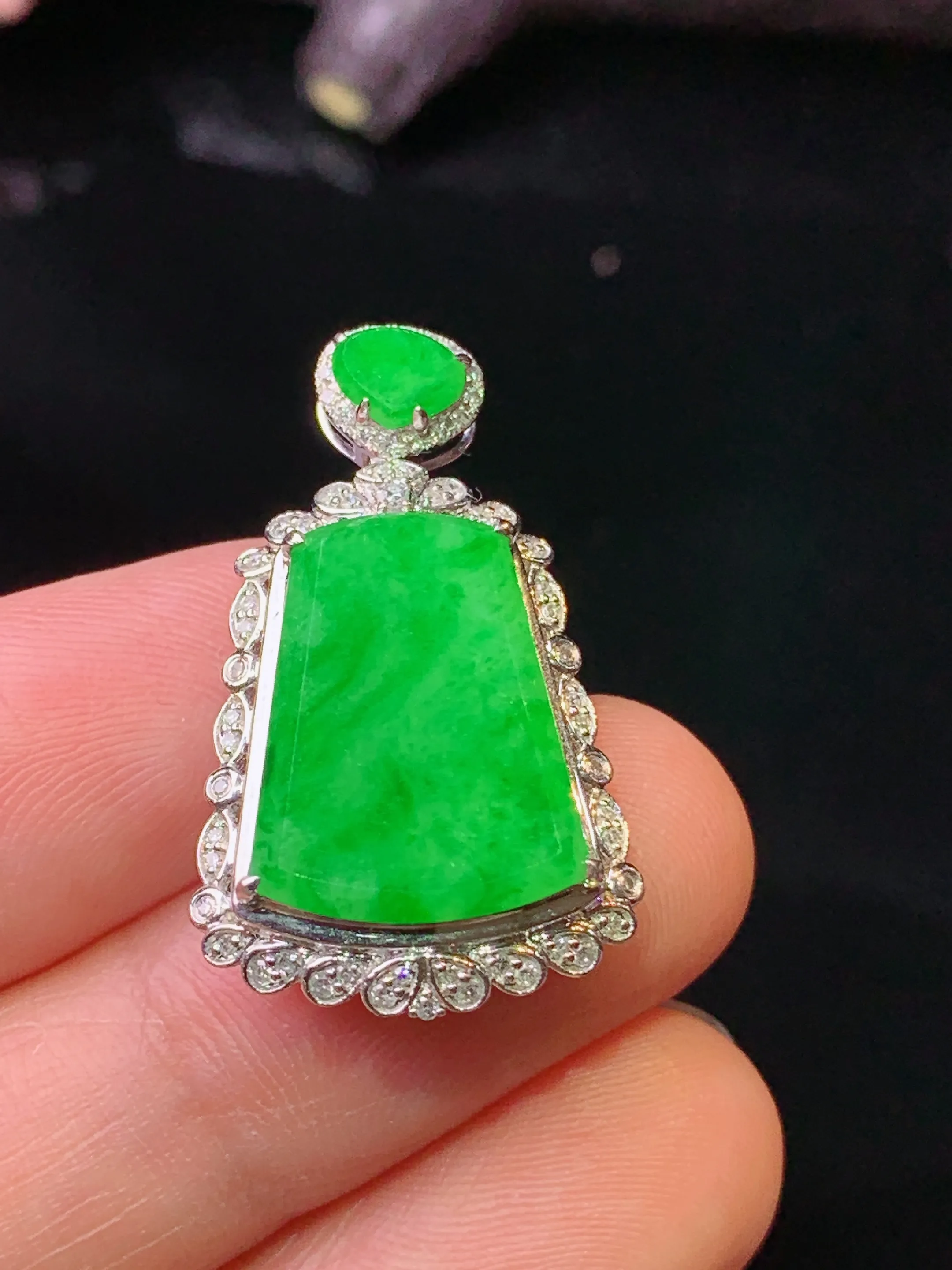 18k金钻镶嵌满绿无事牌吊坠 玉质细腻 色泽清新艳丽 整体尺寸28*16.8*6.8