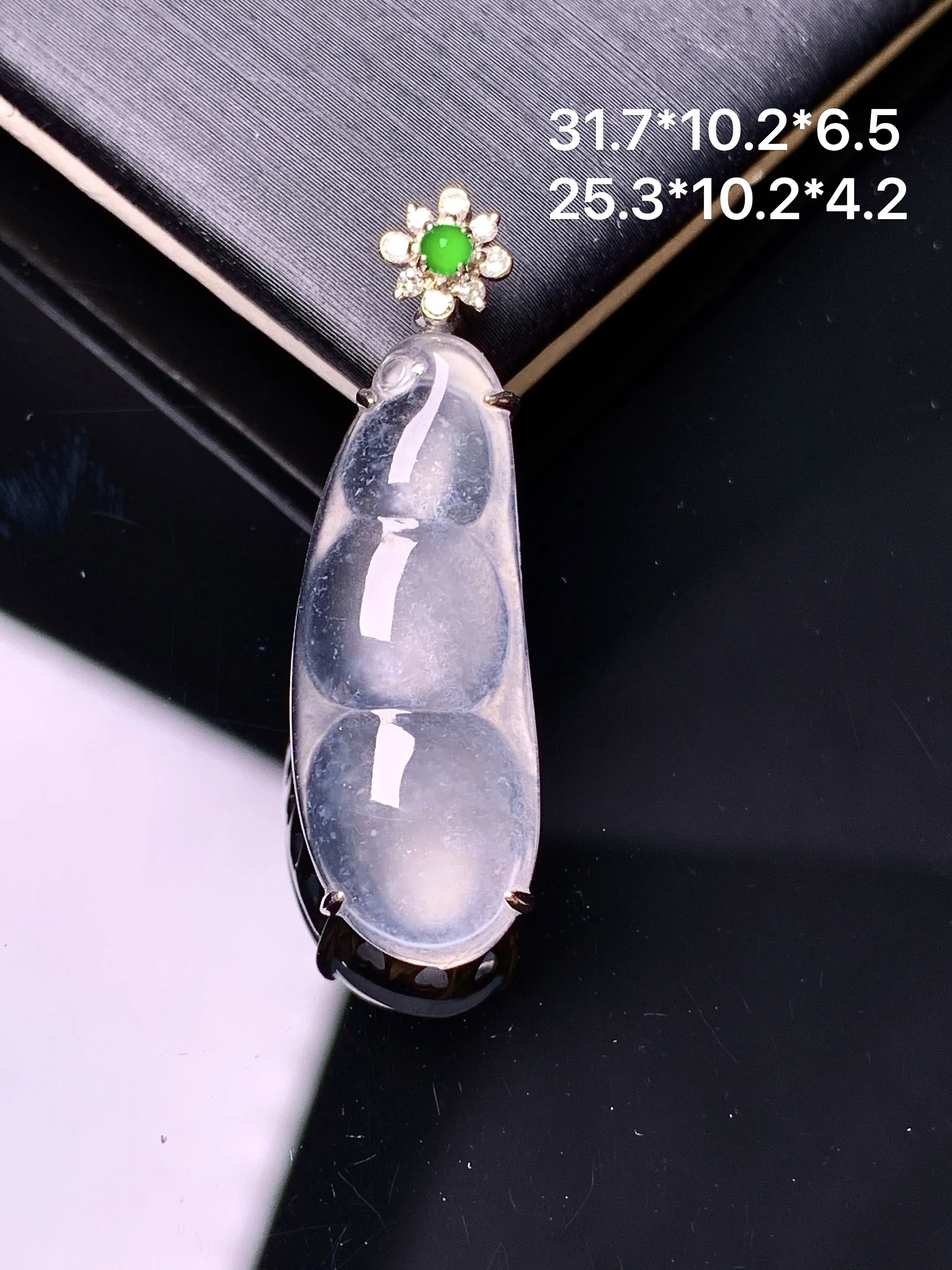 18k金钻镶嵌玻璃种四季豆吊坠 玉质细腻 色泽清新艳丽 整体尺寸25.3*10.2*4.2