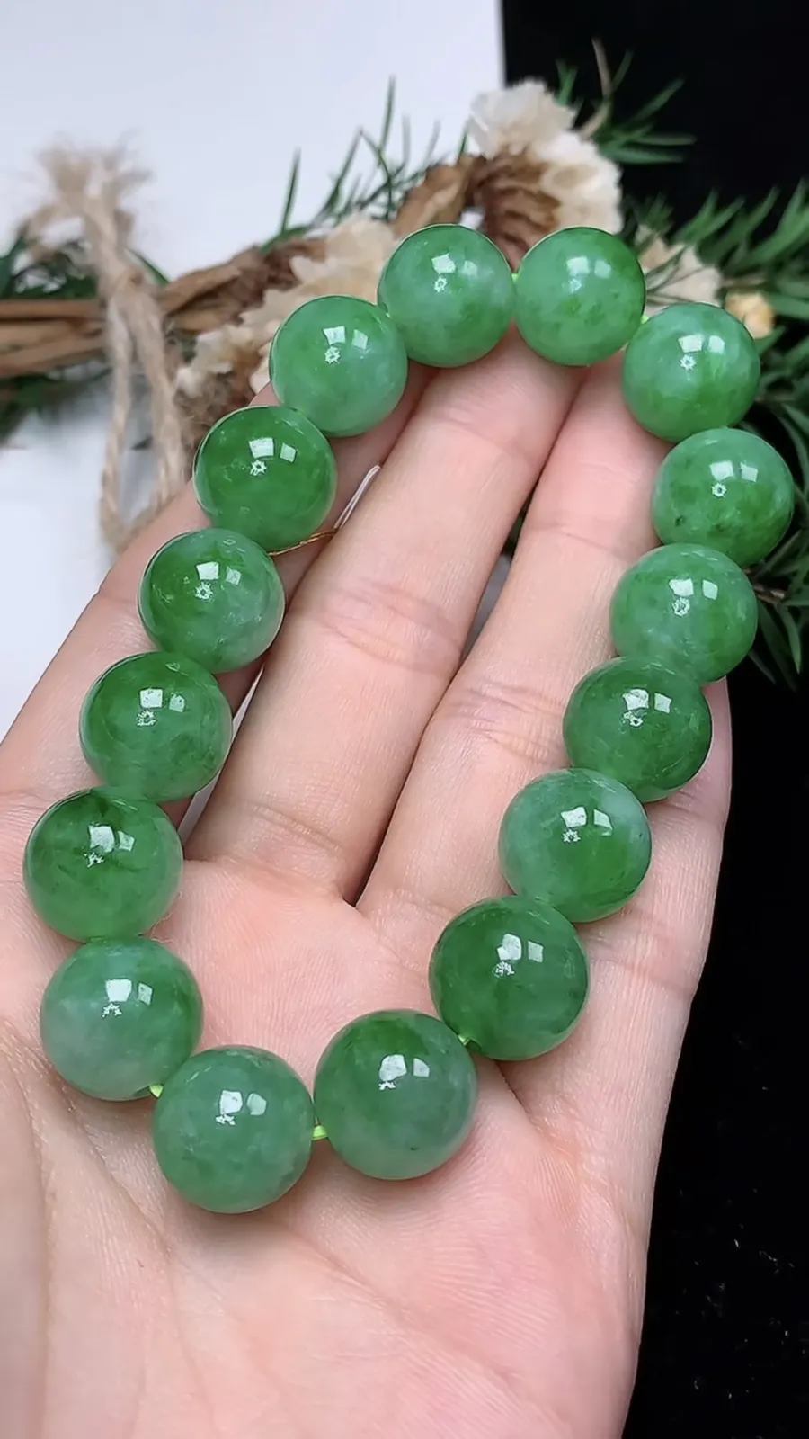 翡翠a货飘阳绿圆珠手串，尺寸12.6-16颗，重量:54.56g