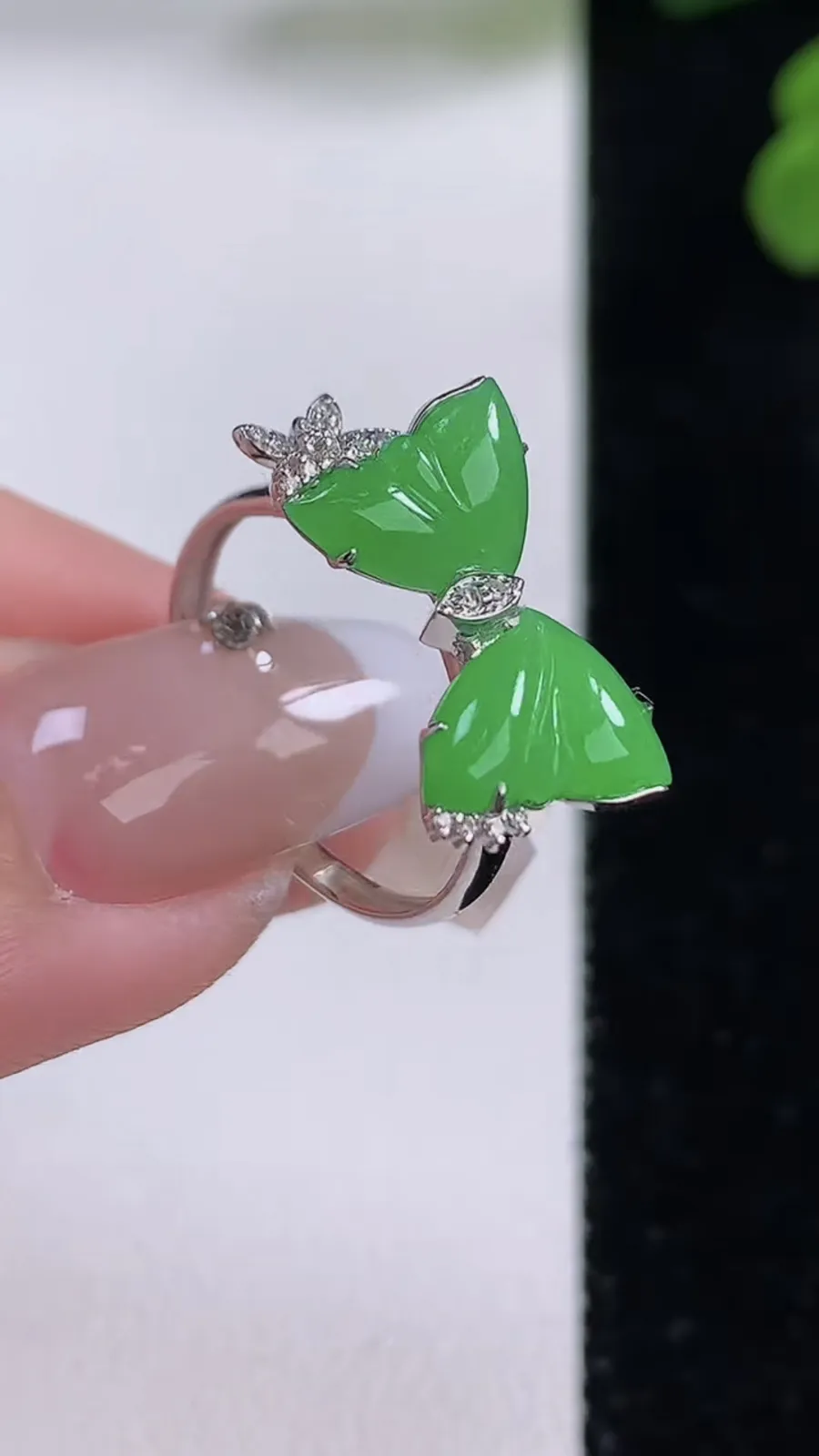 翡翠a货18K金满阳绿蝴蝶戒指，尺寸18-10-9.4-1.8，重量:1.79g