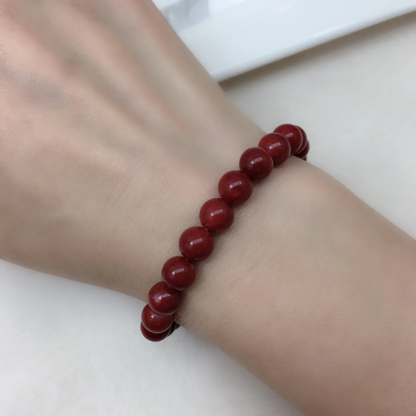 【天然日本阿卡牛血红珊瑚7.4mm圆珠弹力单手串】难得高瓷度，日本产地，阿卡材料，整条少虫眼少白芯的阿卡圆珠。整条赤血牛血红颜色，珠子直径7.4-7mm，每颗珠子均为天然的珊瑚，珊瑚自古就为佛教珍宝，深海千年有机宝石！收藏价值高、可传承重量为12.95克！追求品质者的福音！实物漂亮！