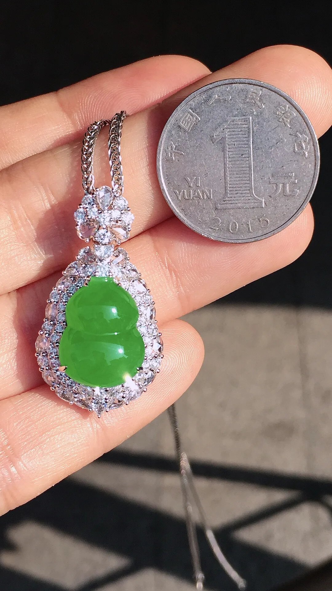 阳绿葫芦吊坠，色泽均匀艳丽，玉质细腻，荧光感超
强，饱满圆润，尽显优雅气质，18k
金豪华镶嵌