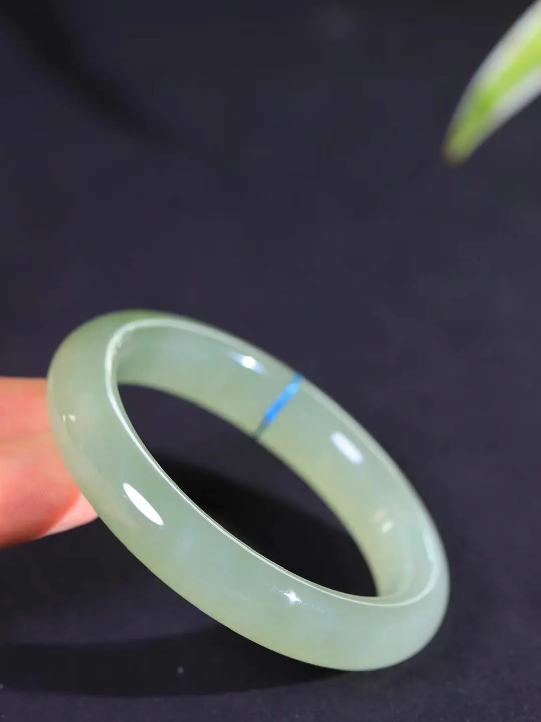 【温润于心.手镯】

精品️和田玉晴水手镯，如晴水般清澈，似晴空般纯净。每一缕纹理都诉说着大自然的馈赠，温润细腻，触手生温。佩戴它，仿佛将一片宁静的晴水湖戴在腕间，优雅从容，气质非凡。重55克  尺寸54.5-12-9.2mm  55120533A