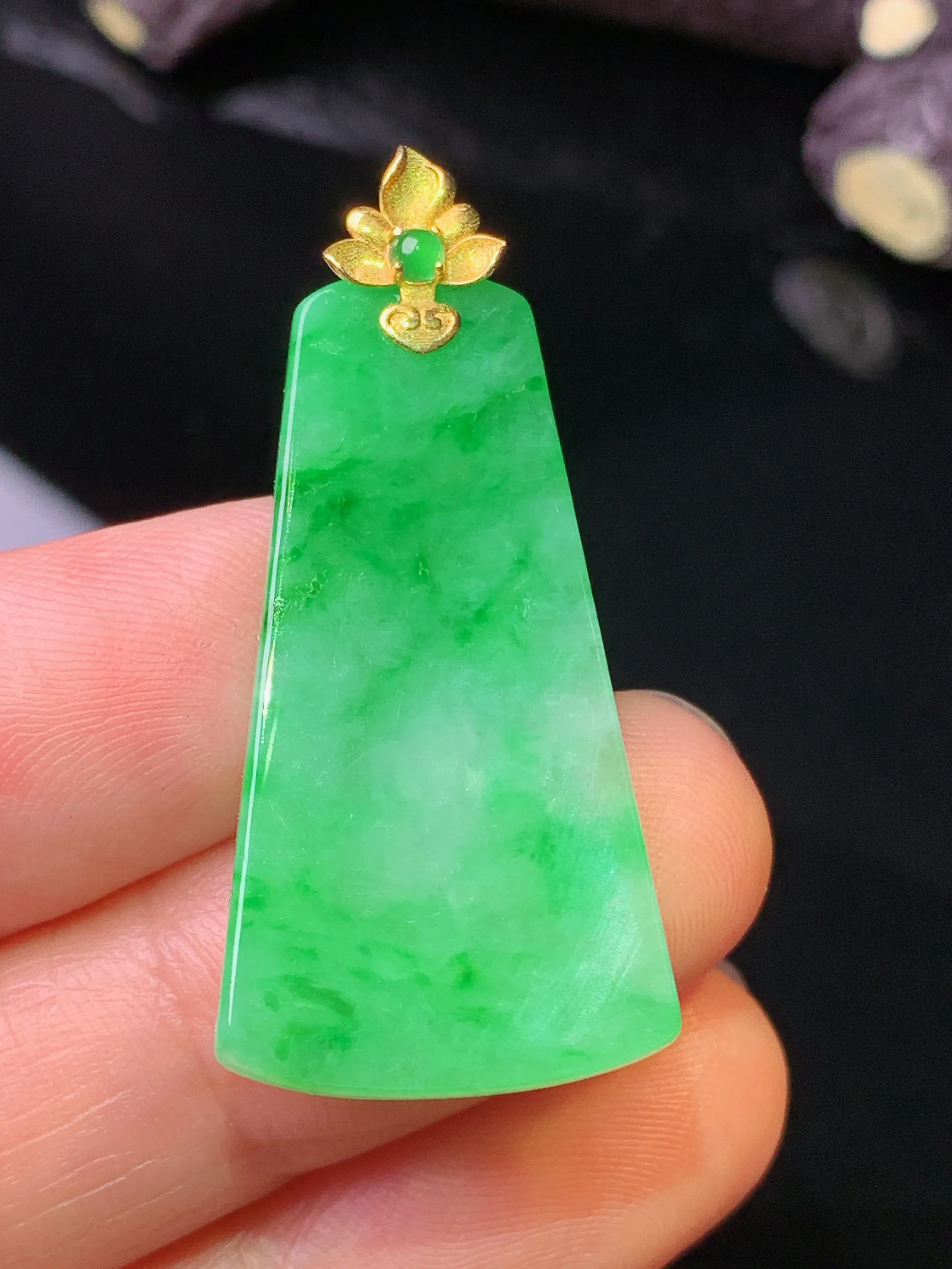18k金镶嵌翠绿无事牌吊坠 玉质细腻 色泽清新艳丽 整体尺寸37*17.2*3.6