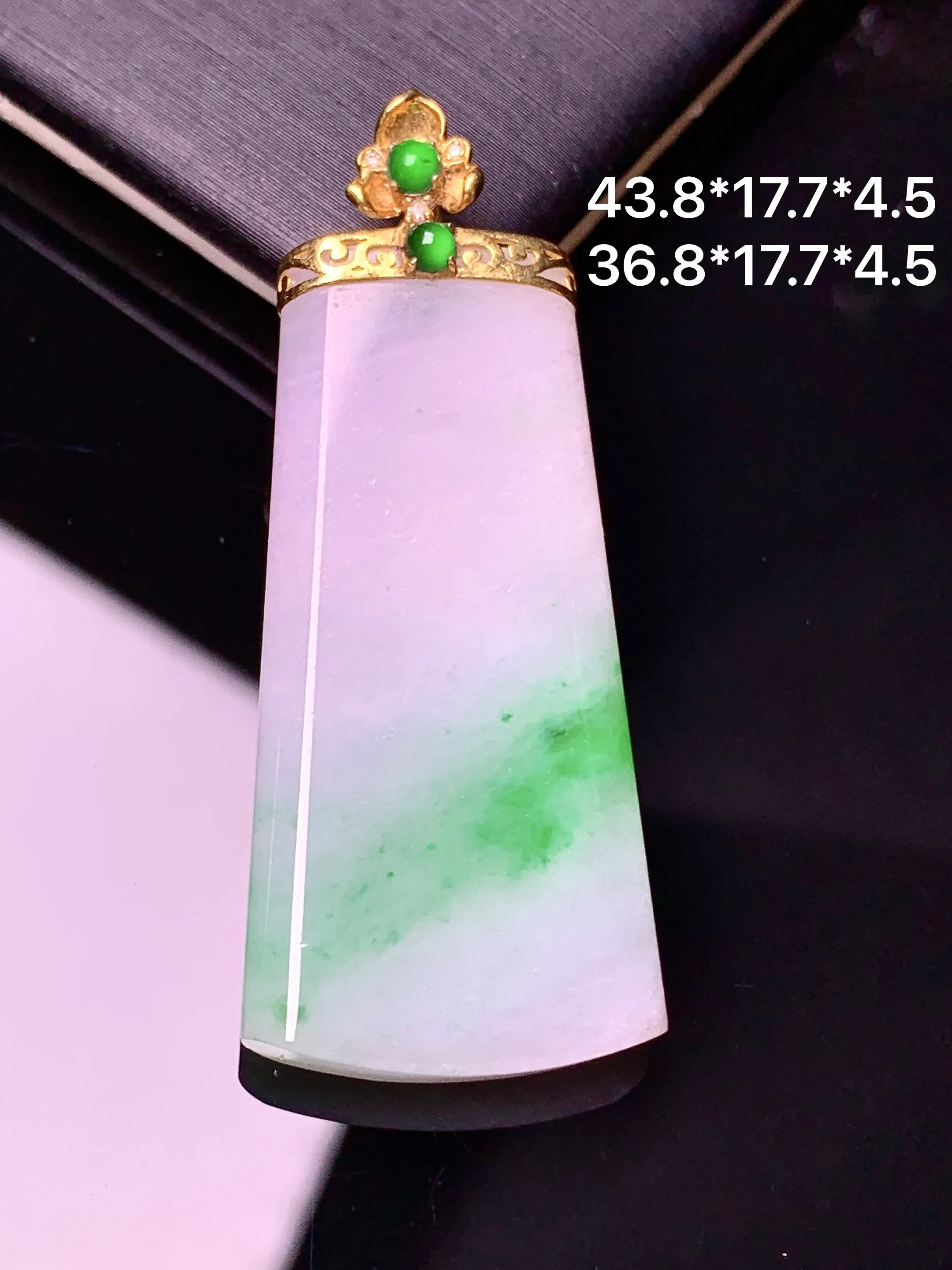 18k金镶嵌飘绿无事牌吊坠 玉质细腻 色泽清新艳丽 整体尺寸43.8*17.7*4.5