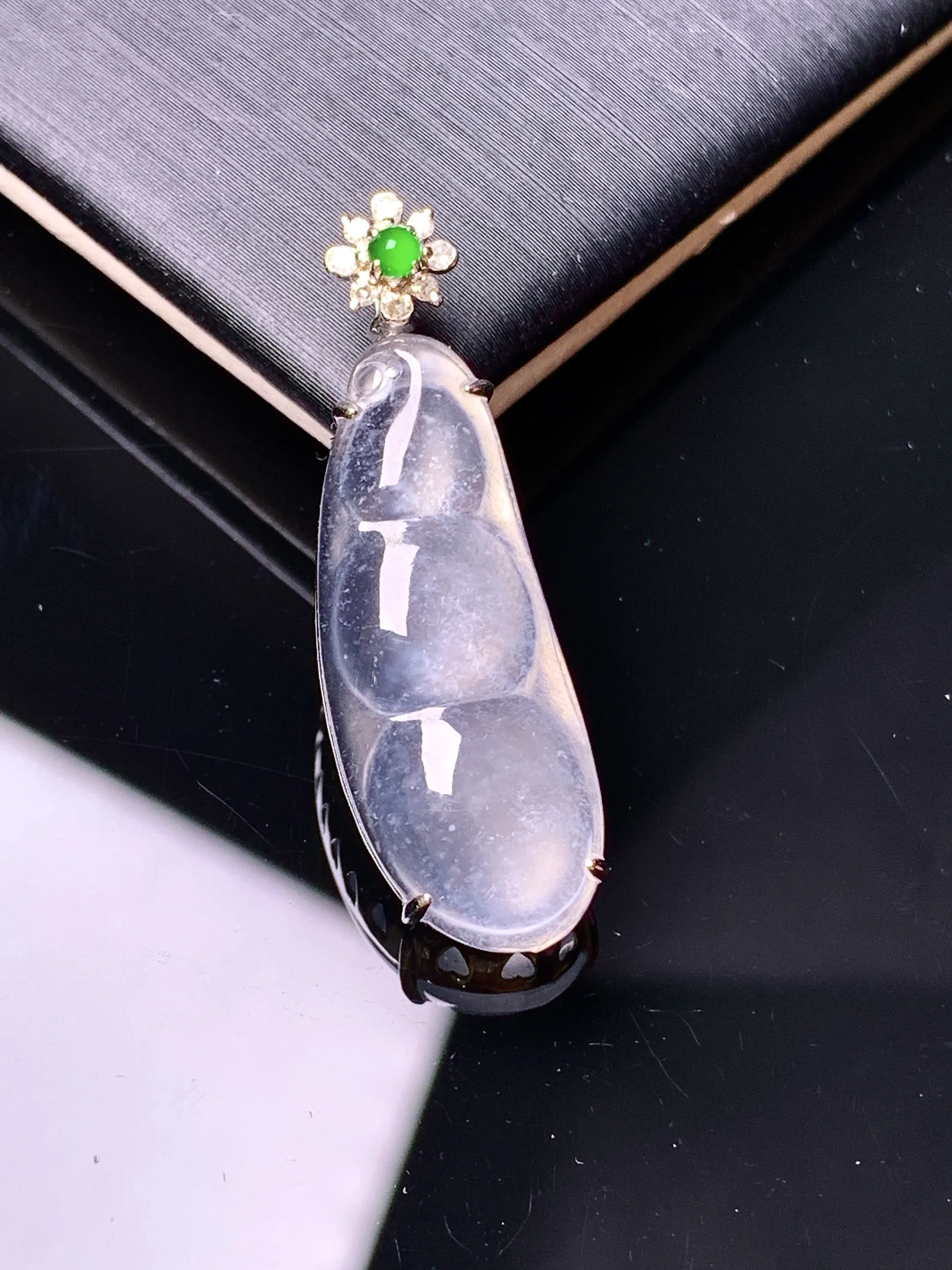 18k金钻镶嵌玻璃种四季豆吊坠 玉质细腻 色泽清新艳丽 整体尺寸25.3*10.2*4.2