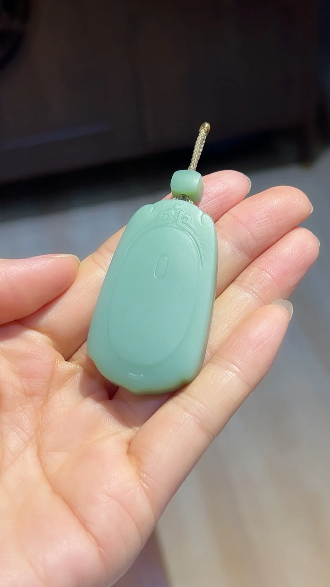 碧玉｜粉青｜平安无事牌

重34.3克 尺寸49.7*28.3*11.5m m