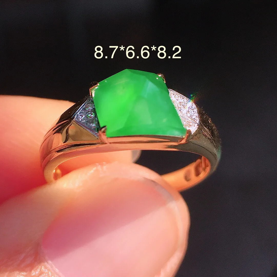 阳绿方块戒指，色泽均匀艳丽，玉质细腻，荧光感超
强，饱满圆润，尽显优雅气质，18k
金豪华镶嵌