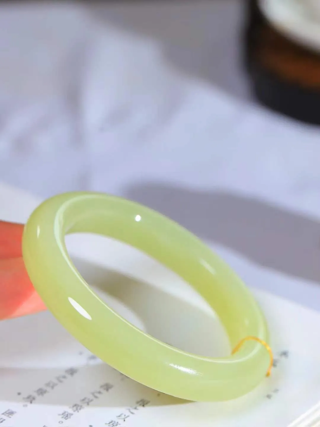 （冬日暖阳.手镯）

收藏级臻品️和田玉黄口手镯 质地油润，大气雅致，清风明月潺潺，浮浮洗尽铅华随于心，净于念……重58克  尺寸55-11.8-10mm fDA-99120574