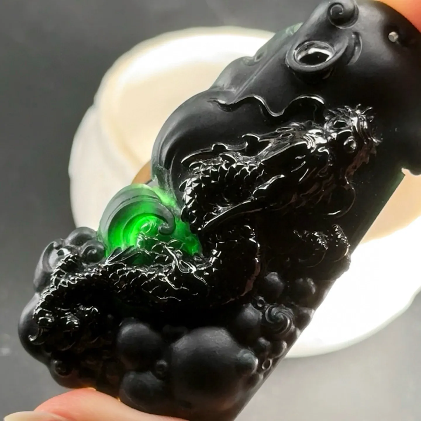 精品手工墨翠龙牌 种好色正 黑度极好 打灯通透 油性十足  尺寸66.5