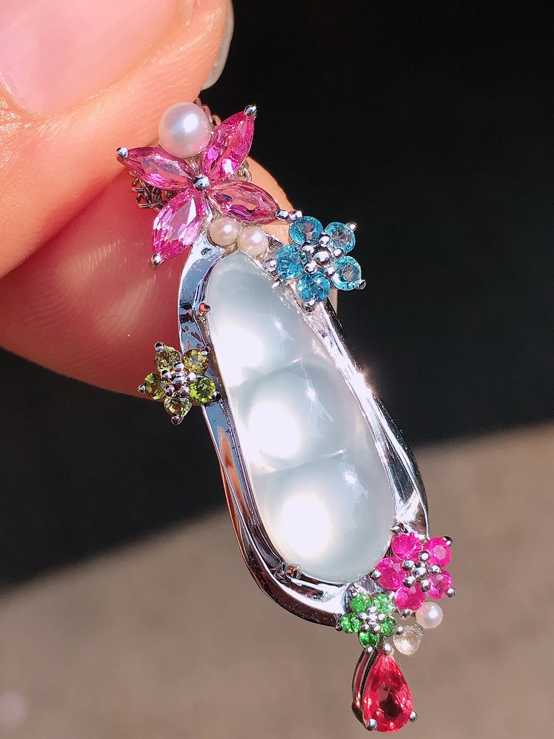 冰种福豆吊坠，玉质细腻，荧光感超
强，饱满圆润，尽显优雅气质，18k
金豪华镶嵌