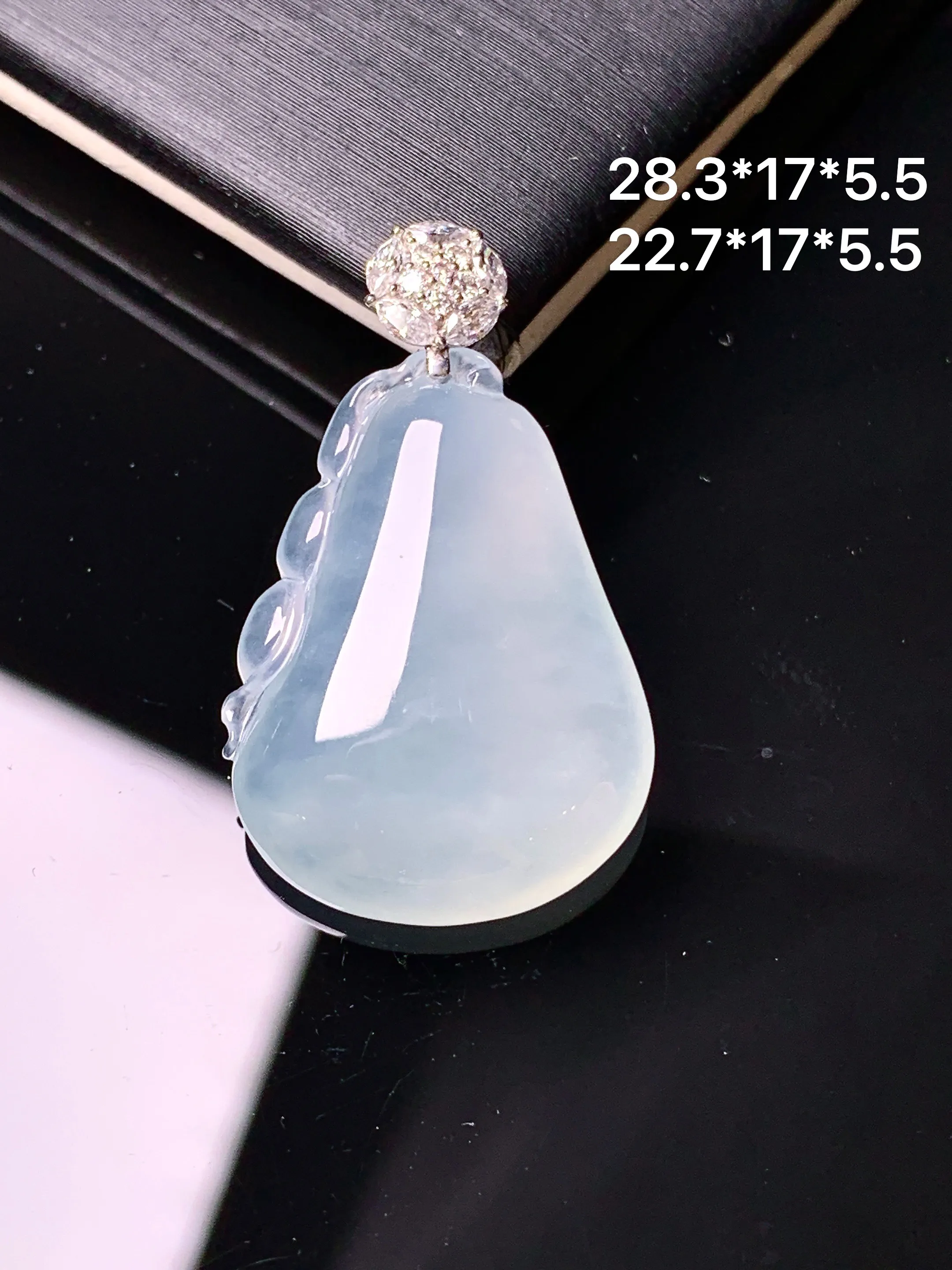 18k金钻镶嵌冰种福瓜吊坠 玉质细腻 色泽清新艳丽 整体尺寸28.3*17*5.5