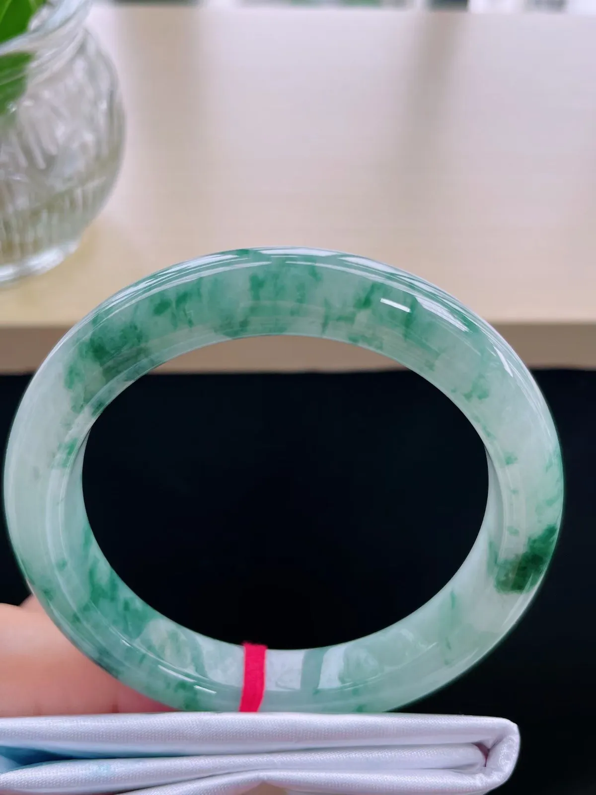 【翡翠名称】老种冰飘花54正圈口翡翠手镯
【翡翠尺寸】54-10.6-8.7mm适合53-5正圈口佩