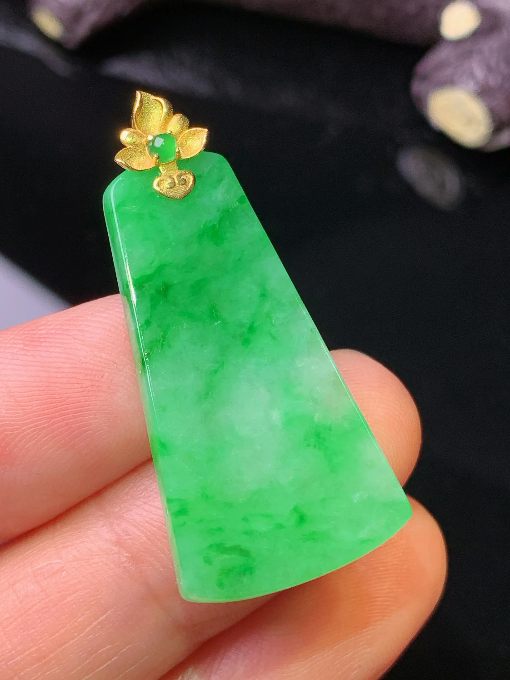 18k金镶嵌翠绿无事牌吊坠 玉质细腻 色泽清新艳丽 整体尺寸37*17.2*3.6