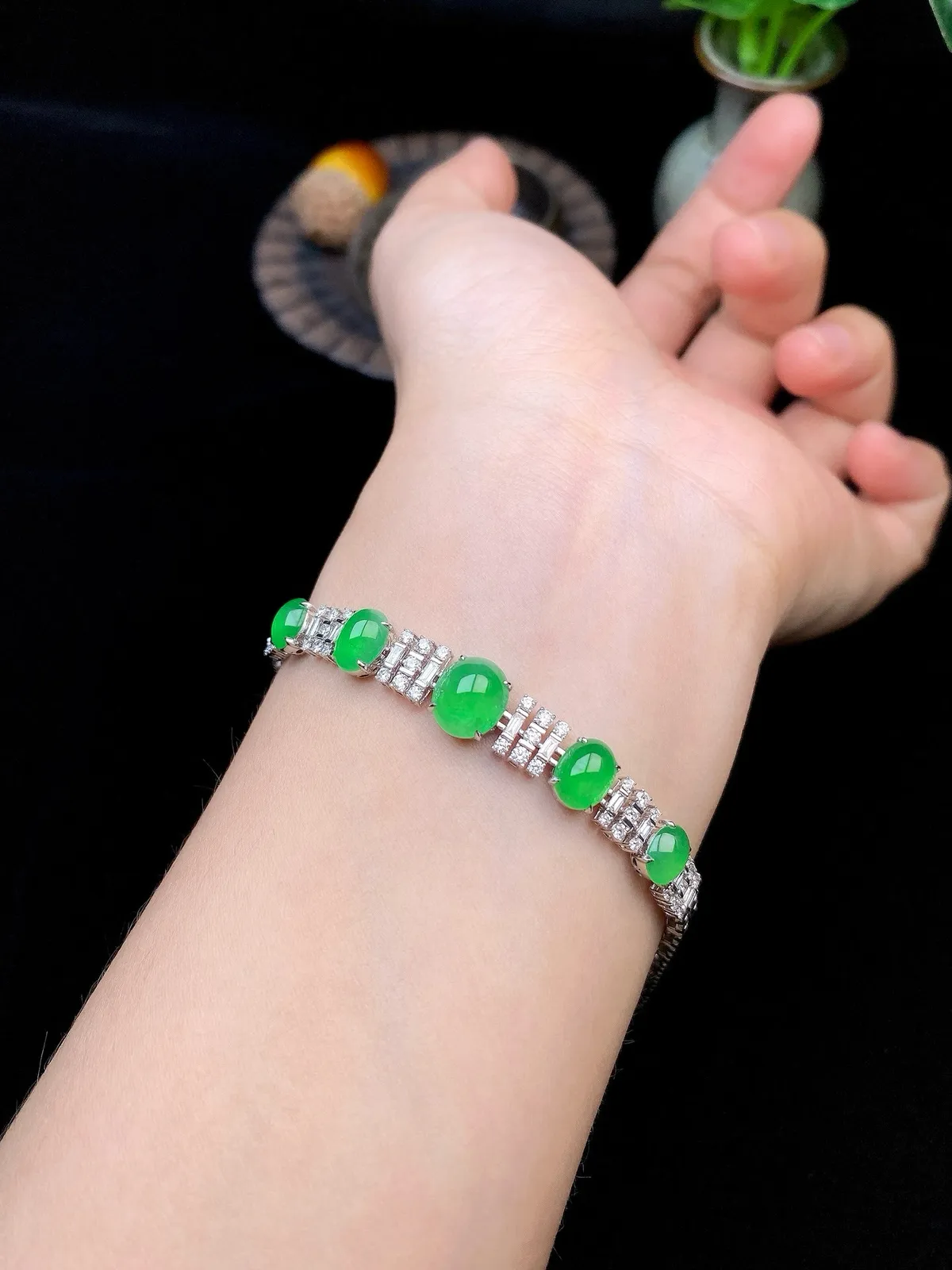 【冰种满绿蛋面镶嵌手链】颗颗冰透，饱满圆润，光泽闪耀，流行款，18K金搭配，裸石尺寸7.6*8.7*4.2毫米