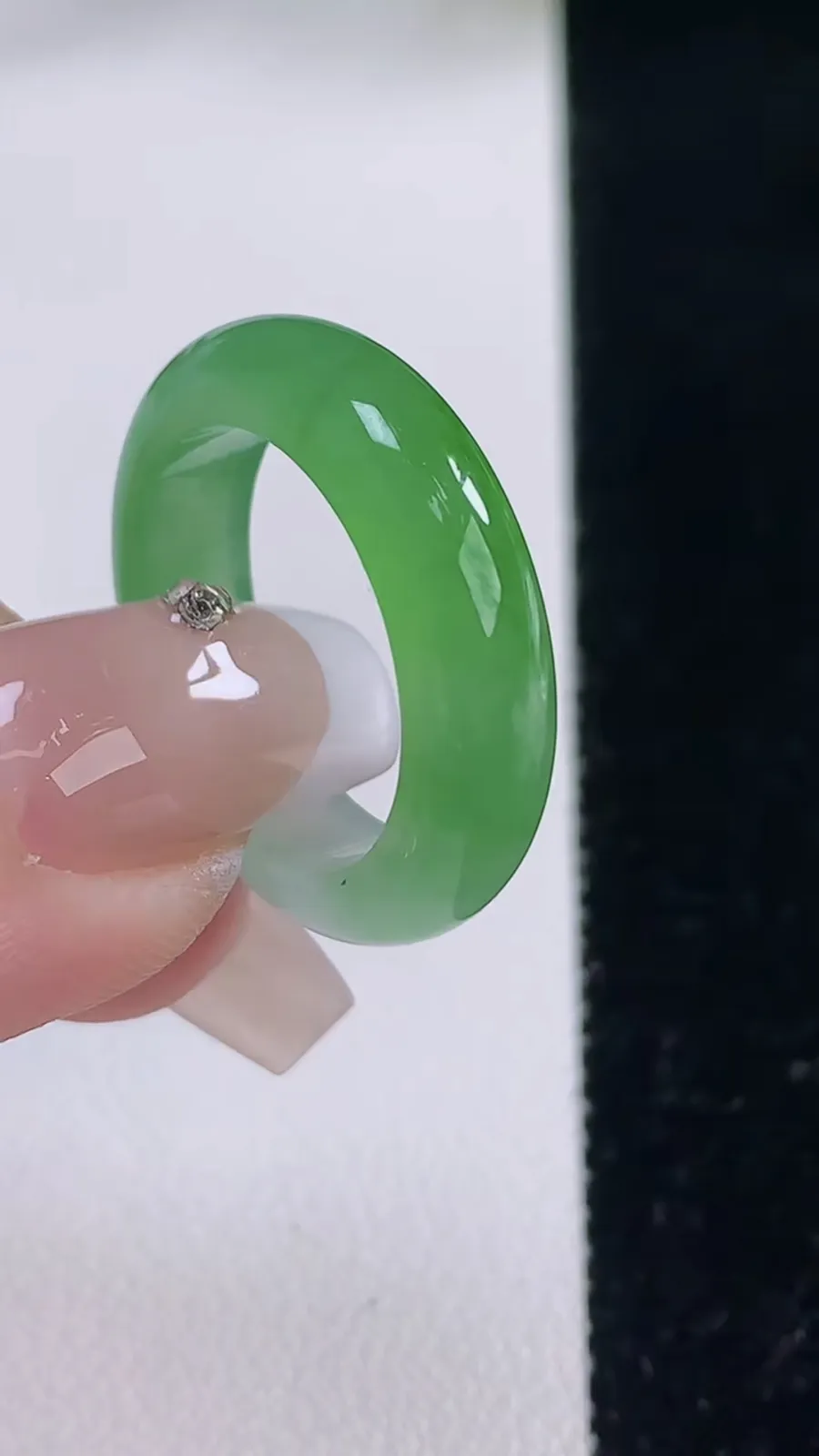 翡翠a货冰种飘绿指环戒指，尺寸18.5-5.7-3.3，重量:4.49g