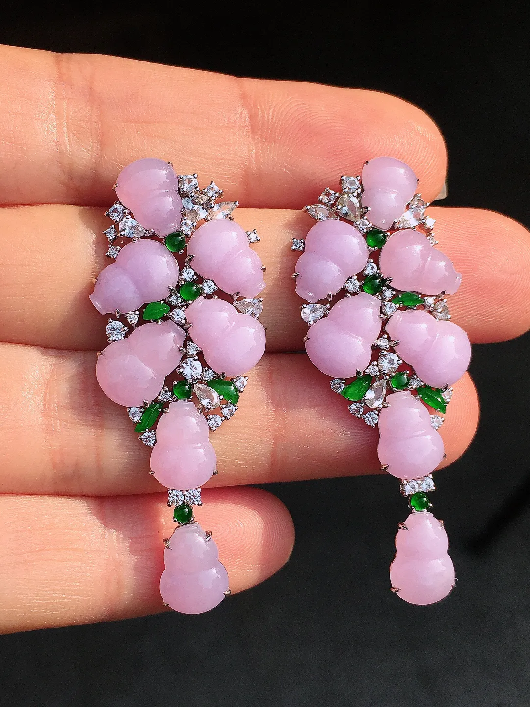 紫罗兰葫芦耳坠，色泽均匀艳丽，玉质细腻，荧光感超
强，饱满圆润，尽显优雅气质，18k
金豪华镶嵌