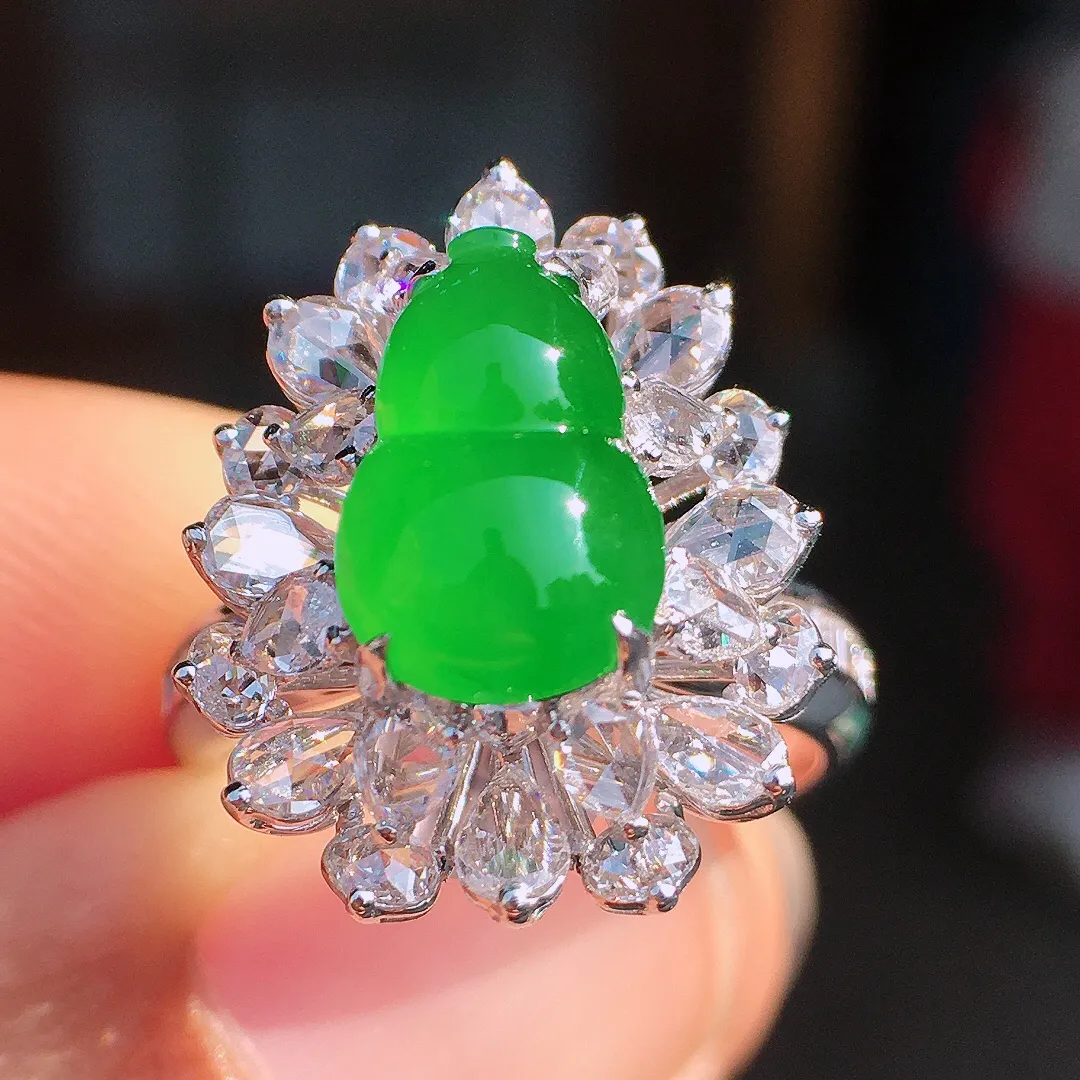 阳绿葫芦戒指，色泽均匀艳丽，玉质细腻，荧光感超
强，饱满圆润，尽显优雅气质，18k
金豪华镶嵌