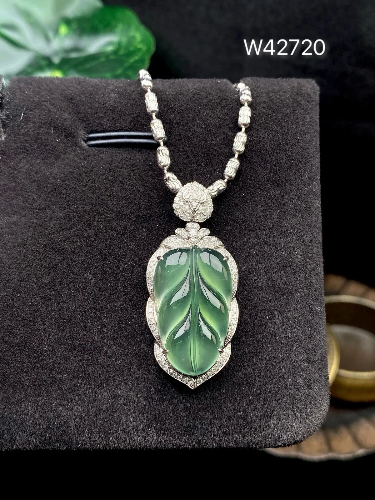 【冰种晴底叶子】金枝玉叶，质地细腻，冰润透亮，光泽出众，18k金钻镶嵌，裸石尺寸20.4*12.3*