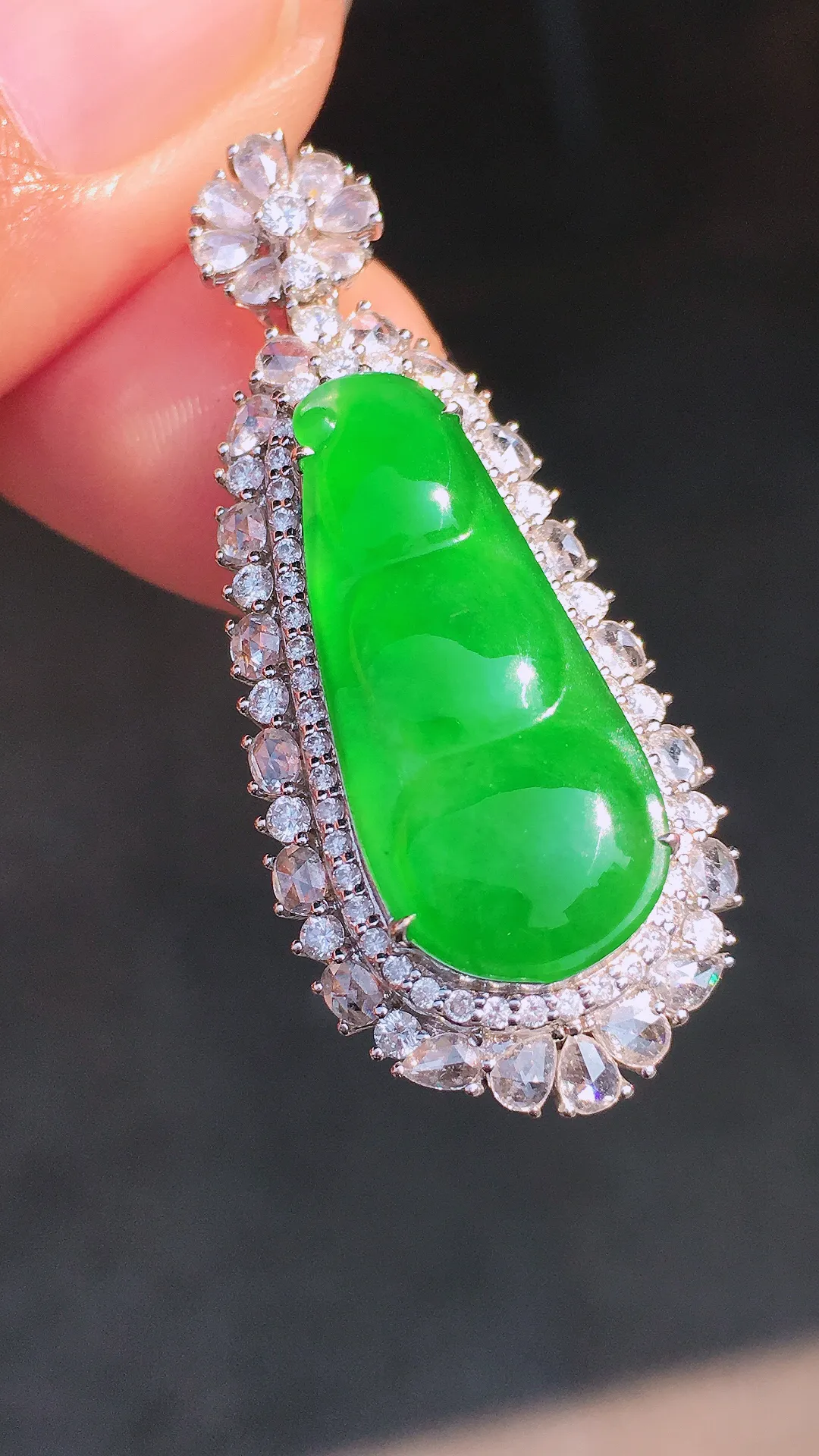 阳绿福豆吊坠，色泽均匀艳丽，玉质细腻，荧光感超
强，饱满圆润，尽显优雅气质，18k
金豪华镶嵌