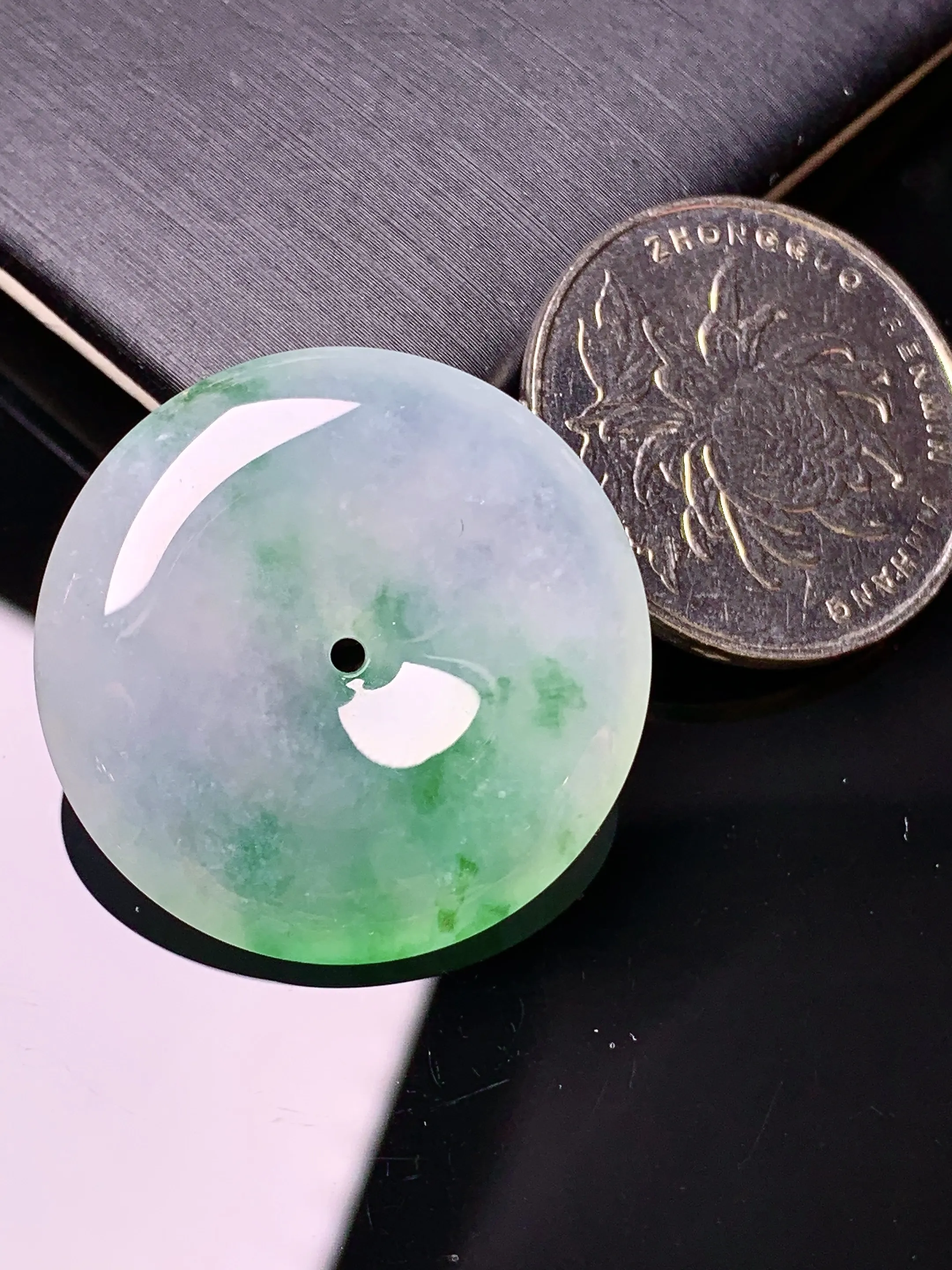 飘绿平安扣吊坠 玉质细腻 色泽清新艳丽 整体尺寸28.6*6