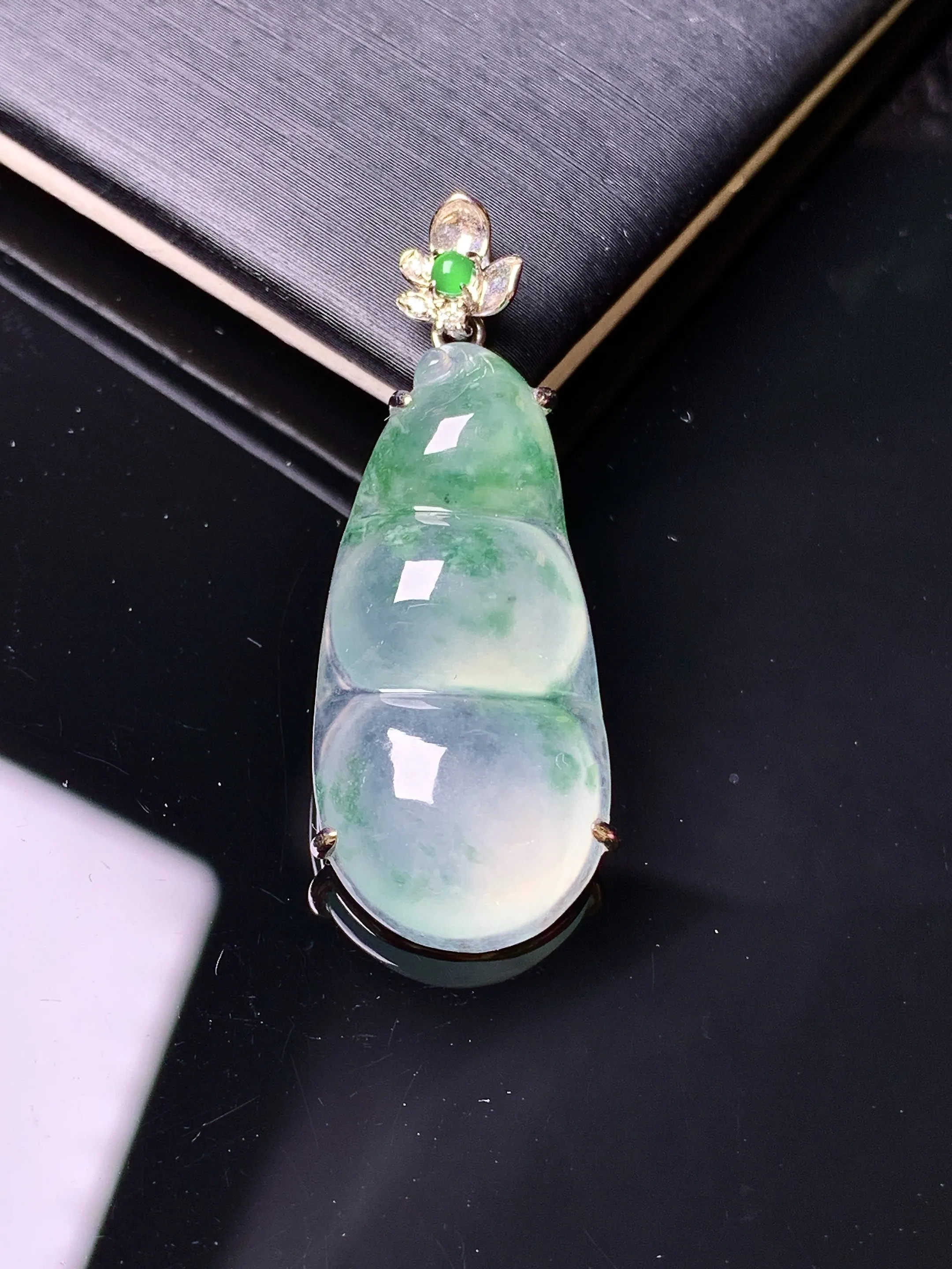 18k金钻镶嵌冰种飘绿四季豆吊坠 玉质细腻 色泽清新艳丽 整体尺寸35*13.6*6.2