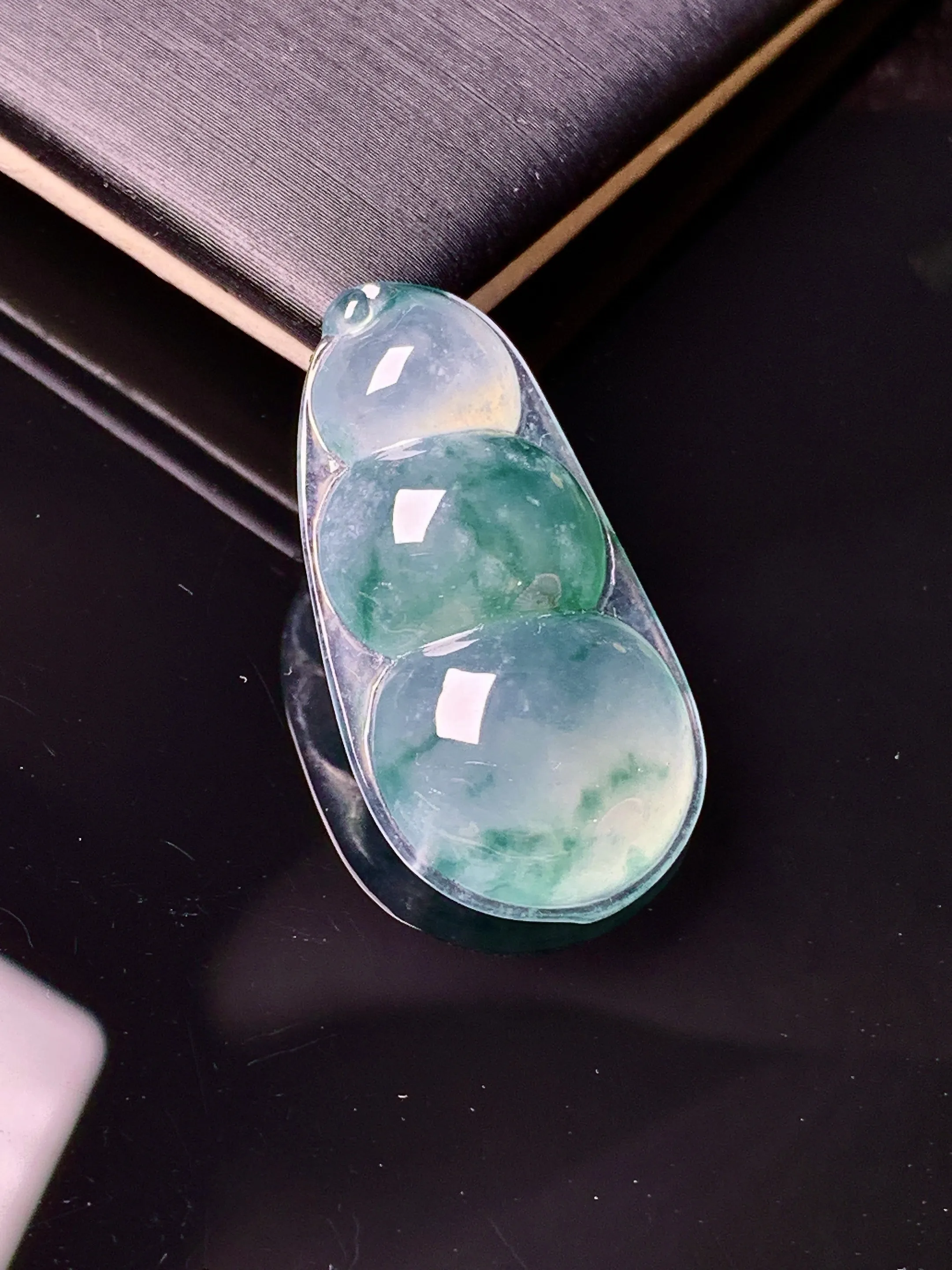 冰种飘绿四季豆吊坠 玉质细腻 色泽清新艳丽 整体尺寸28.8*15*5.8