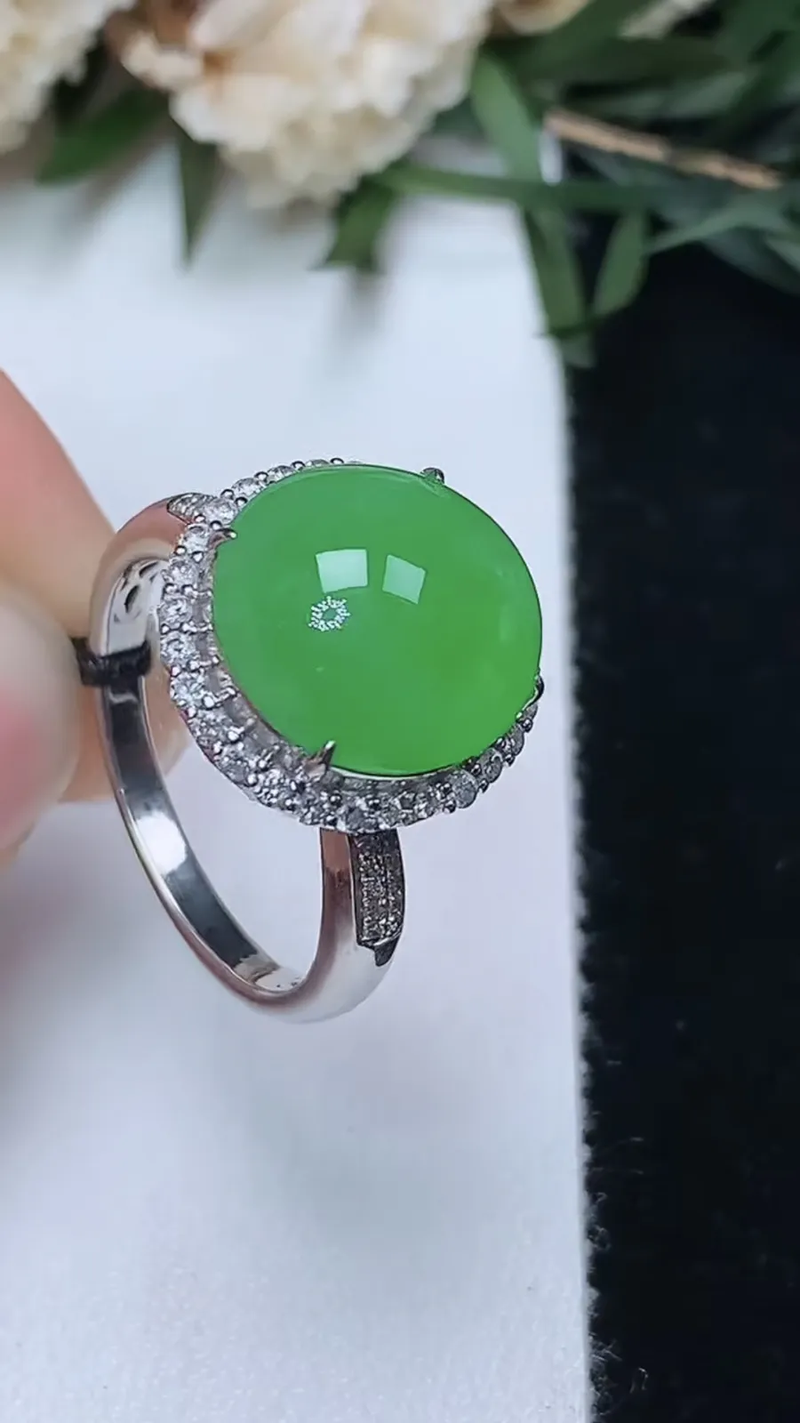 翡翠a货18k金冰种满阳绿蛋面戒指，尺寸17.2-11.7-11.4，重量:5.69g