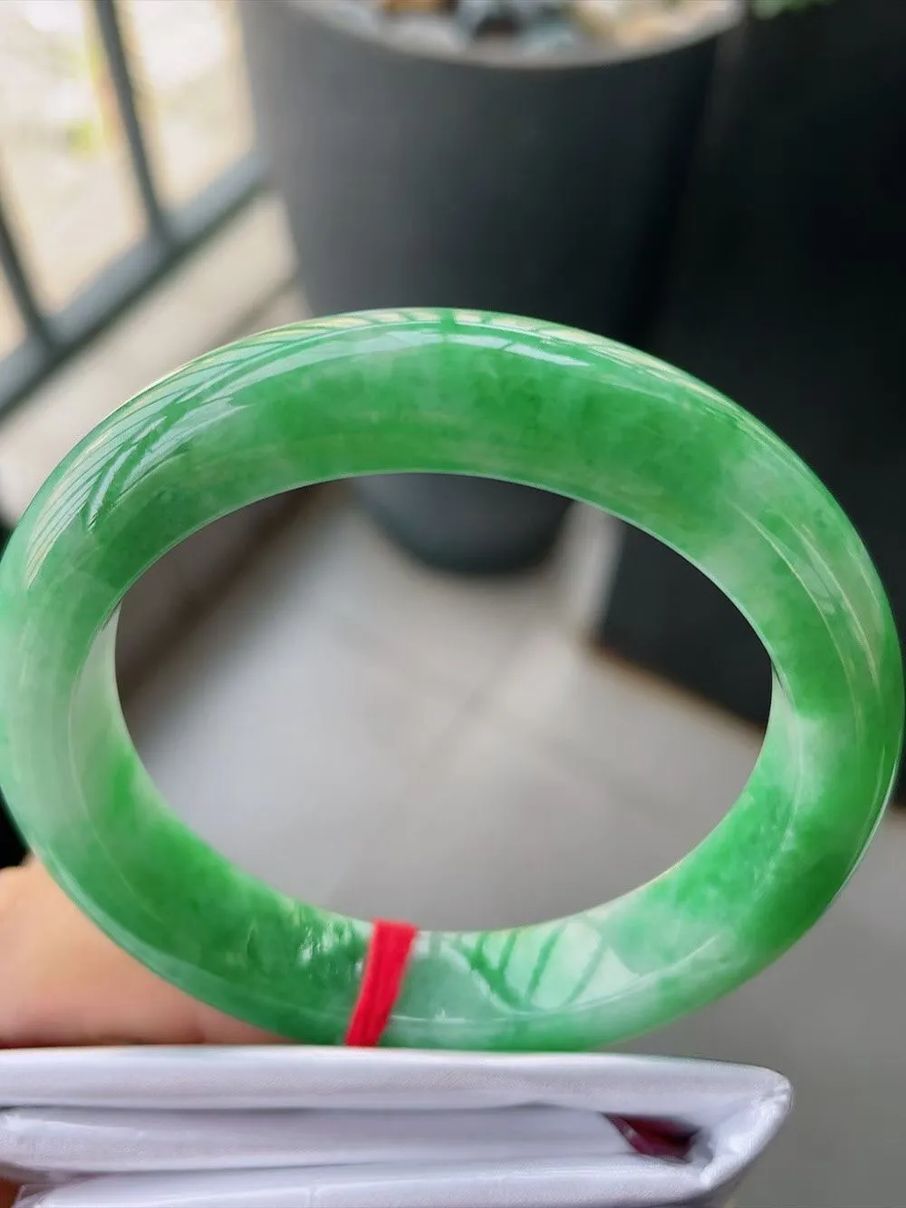 【翡翠名称】老坑种阳绿56正圈口翡翠手镯
【翡翠尺寸】56-12-9.5mm适合55-57正圈口佩戴
【翡翠描述】缅甸天然翡翠A货，种老水足，玉质细腻，色泽靓丽，性价比高，佩戴效果好！